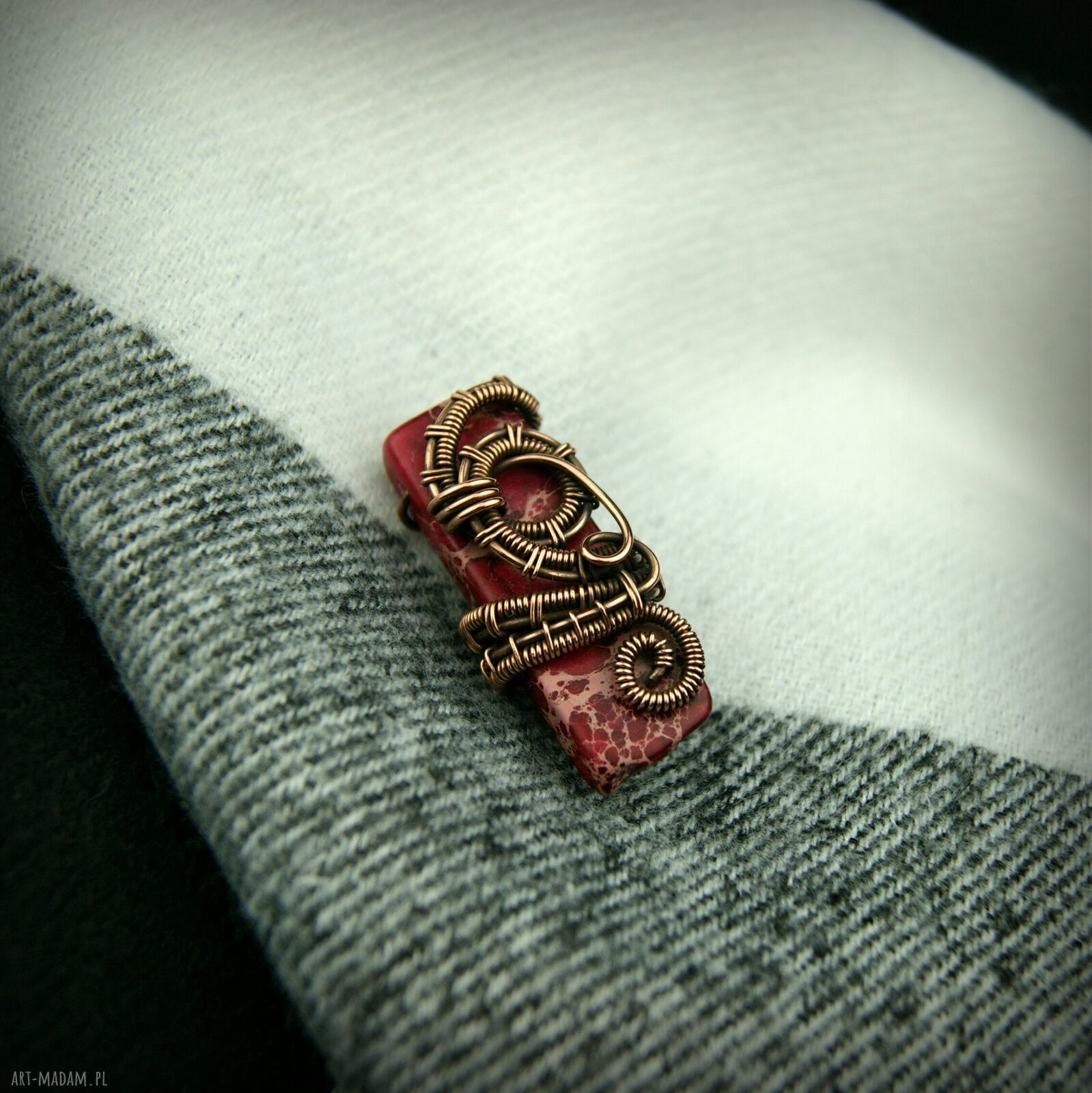 Jaspis cesarski - broszka wire wrapping z miedzią