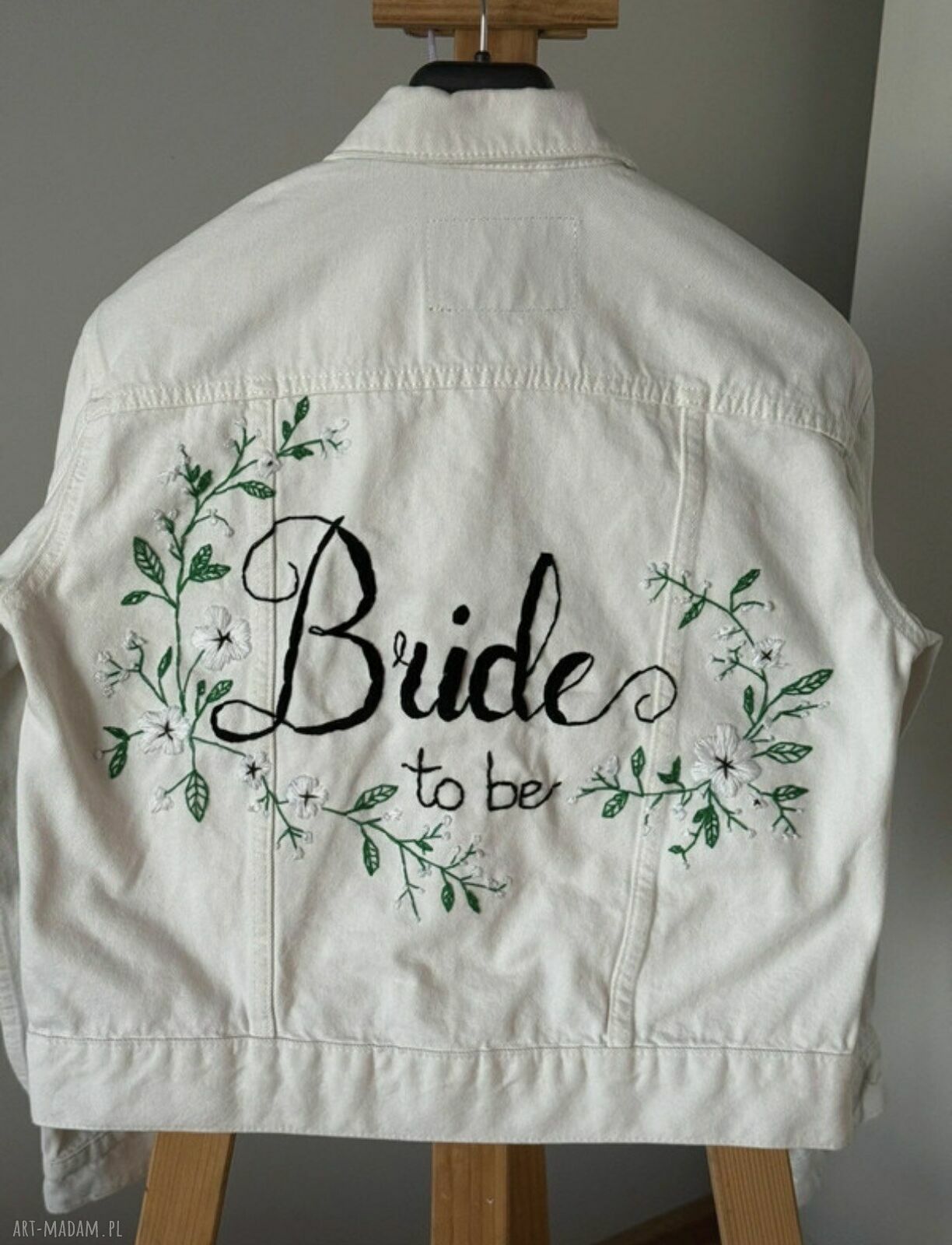 Biała kurtka jeansowa Bride to Be z ręcznym haftem kwiatowym