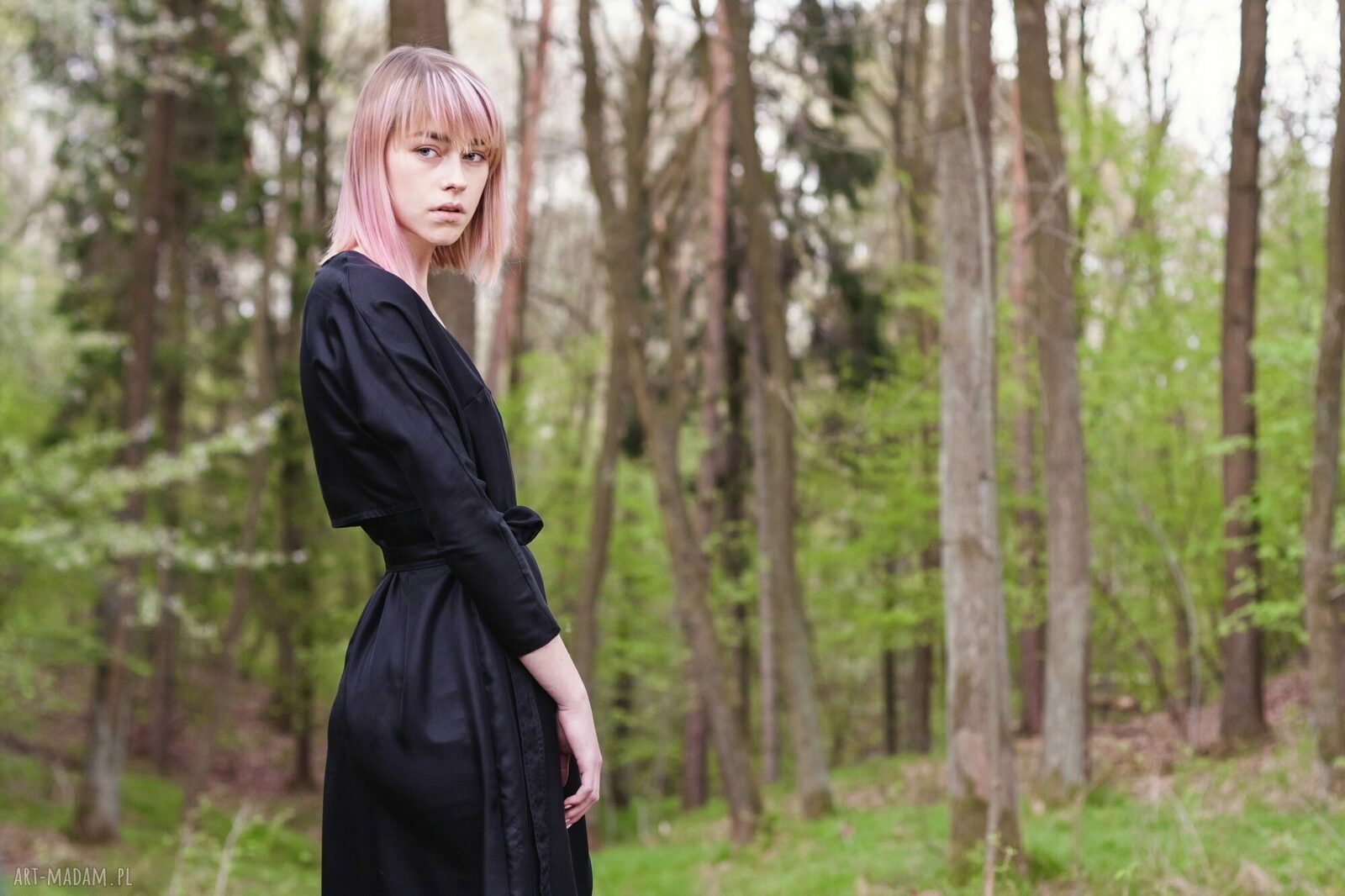 Jedwabna czarna sukienka kimono kopertowa z naturalnego jedwabiu