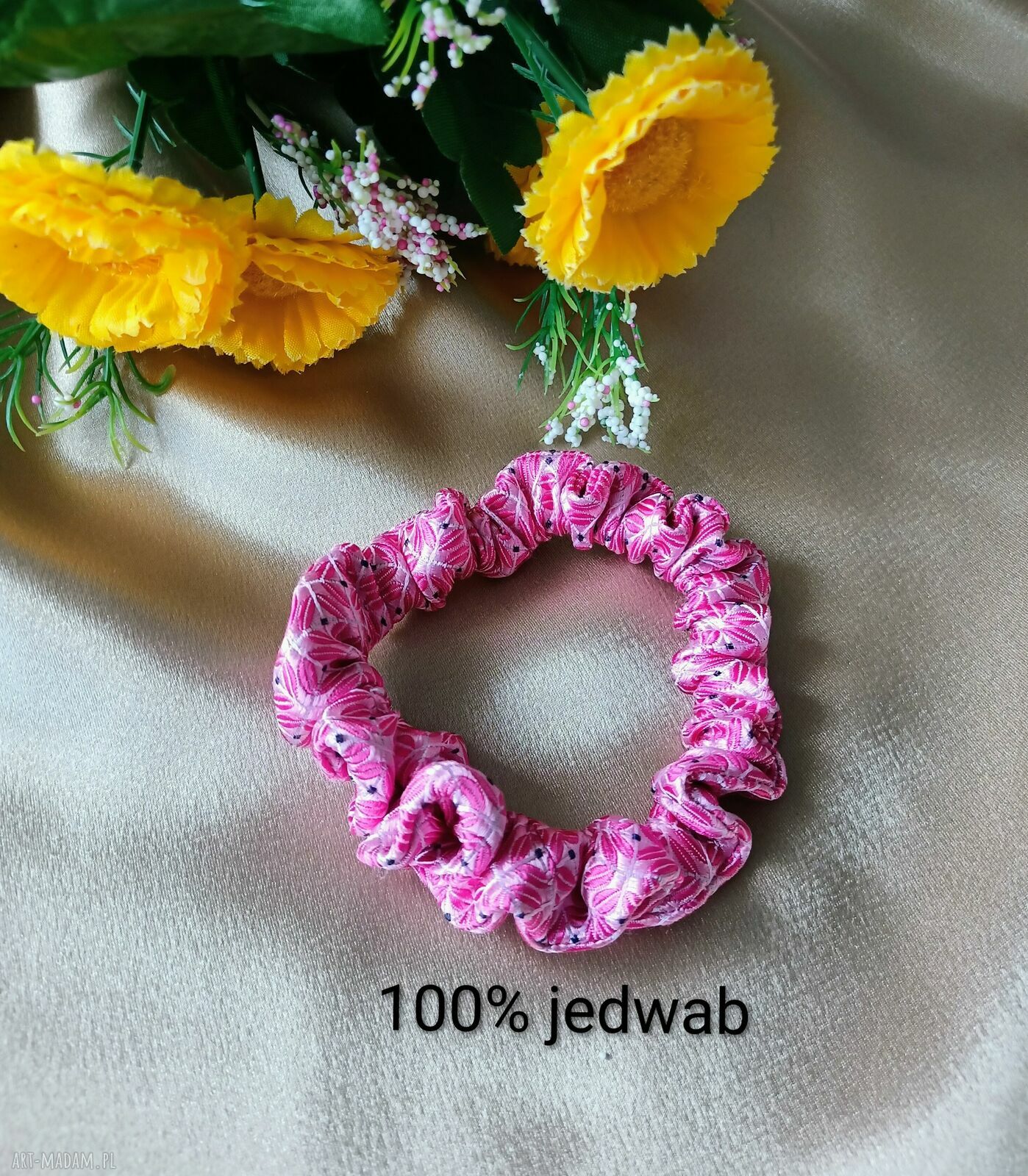 Różowy jedwabny scrunchie - gumka do włosów i na nadgarstek