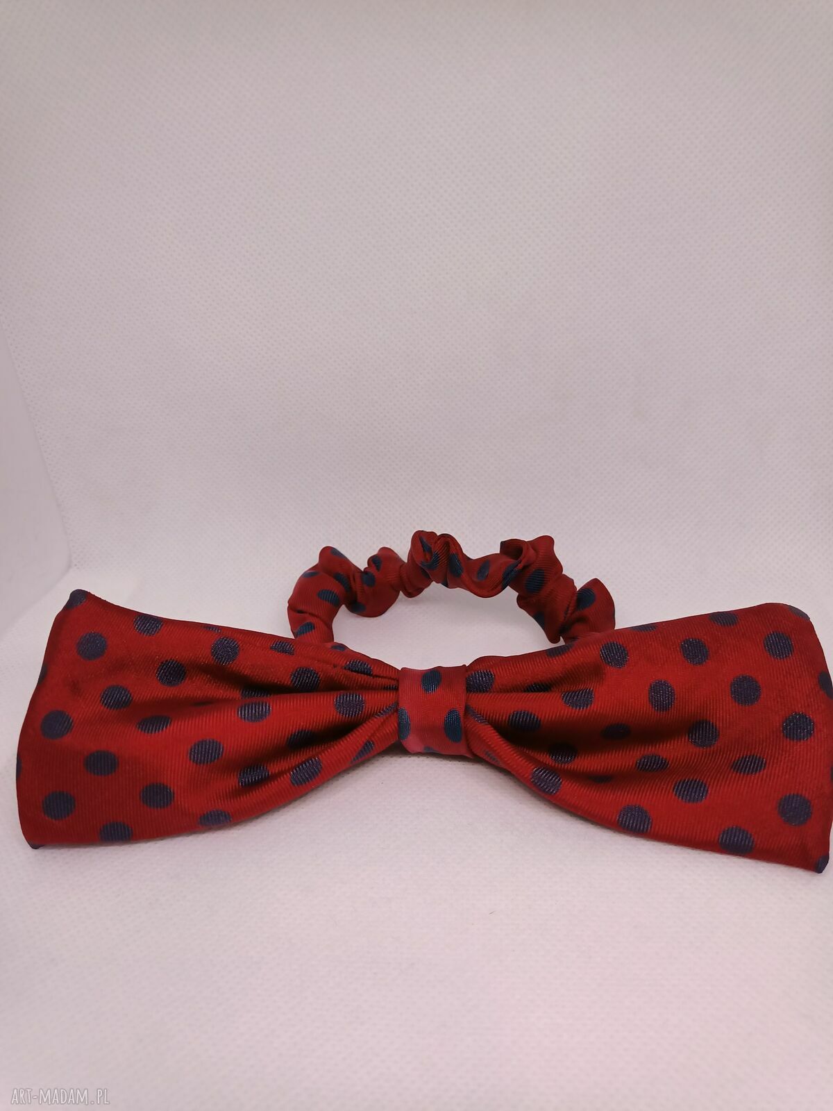 Jedwabna gumka scrunchie z kokardą - elegancki dodatek do stylizacji