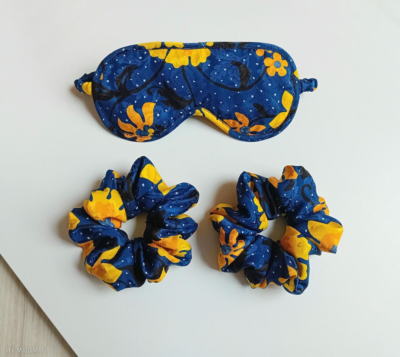 Jedwabny zestaw CALM NIGHT - opaska na oczy i 2 scrunchie w kolorze niebieskim