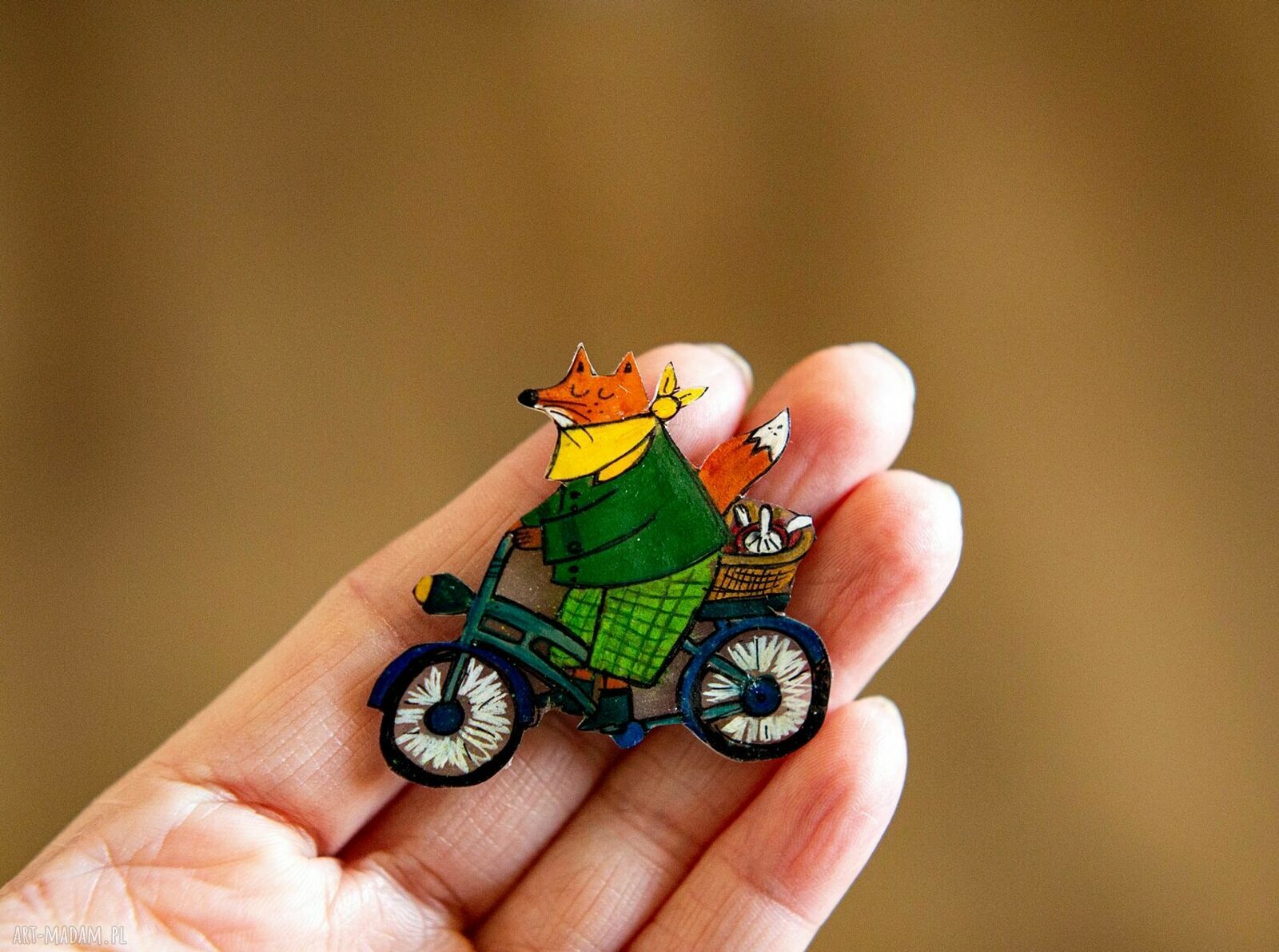 Jesienna broszka z liskiem na rowerze