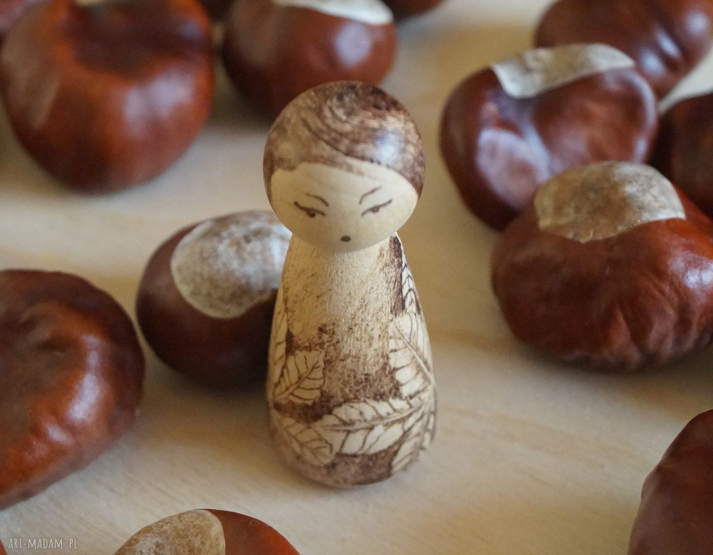 Jesienna ręcznie wypalana drewniana laleczka jesień retro