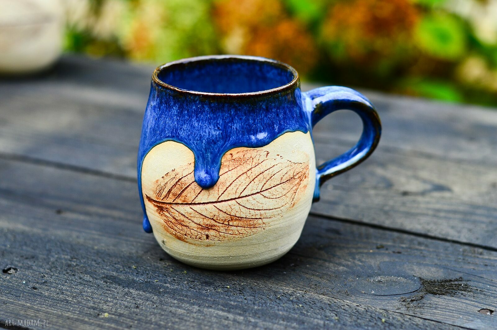 Jesienny kubek z liściem w niebieskim szkliwie - 320 ml - ceramika handmade