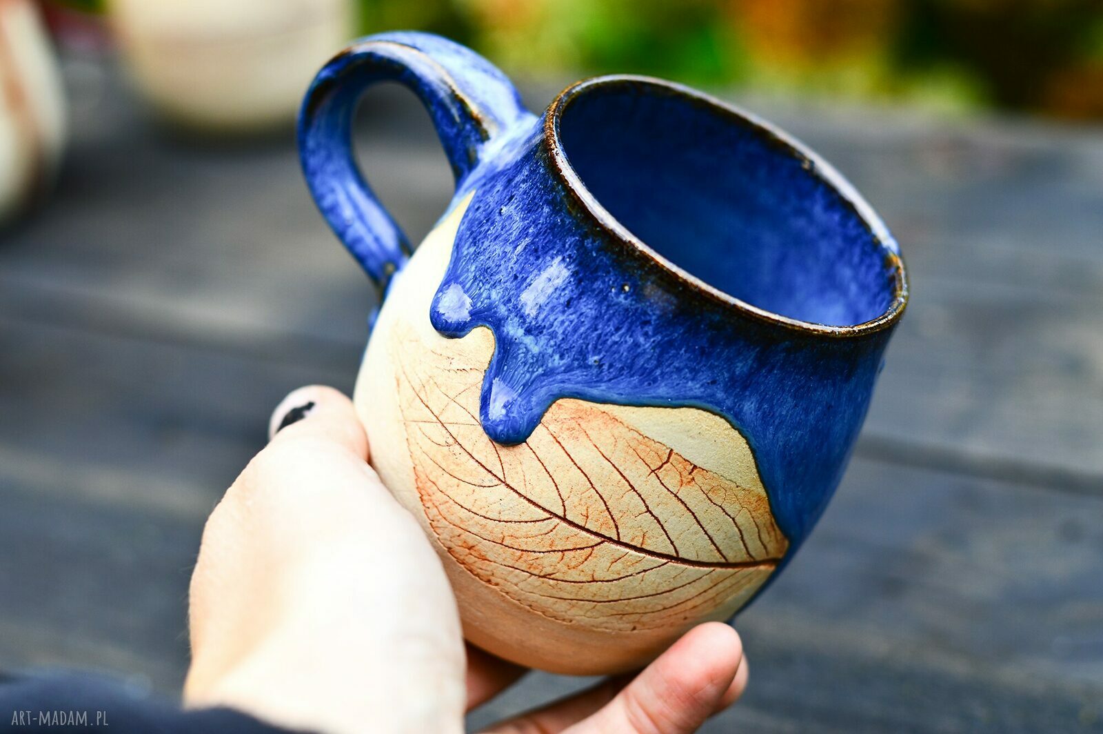 Jesienny kubek z liściem w niebieskim szkliwie - 320 ml - ceramika handmade