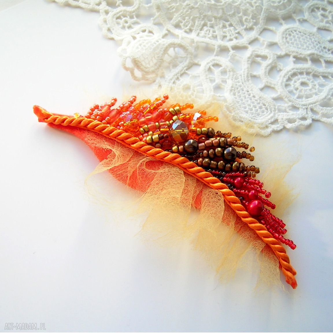 Jesienny liść - broszka handmade z filcu, organzy i koralików