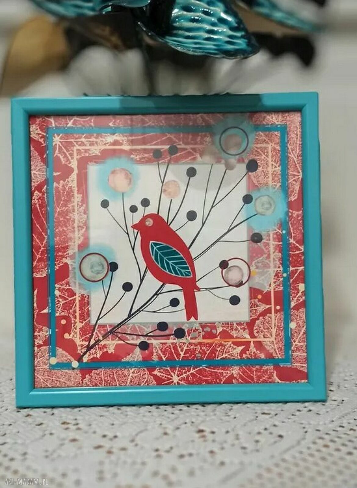 Jesienny obrazek Ptaszek na gałęzi IV 20x20 cm - czerwono-turkusowa ilustracja