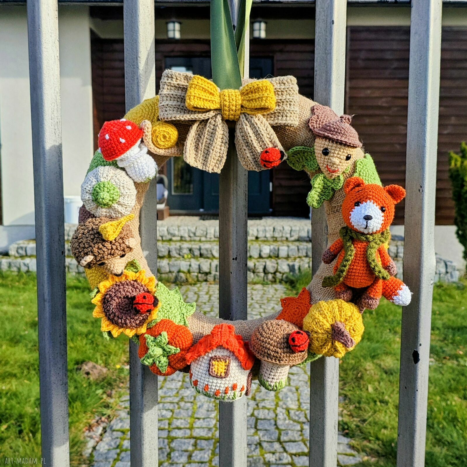 Jesienny wianek szydełkowy na drzwi z liskiem