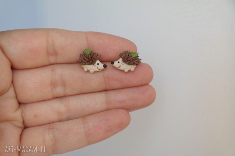 Jeżyki maleńkie kolczyki wkręty z modeliny Fimo i stali chirurgicznej