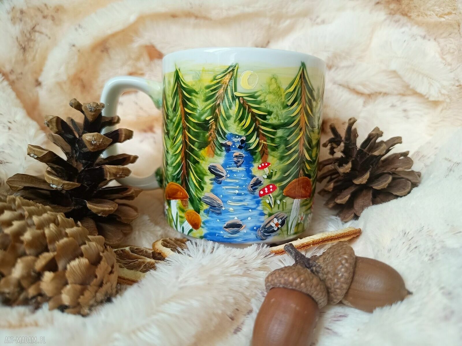 Jeżyk Mazurek i Źródło Słoneczne - ręcznie malowany kubek 270 ml z porcelany