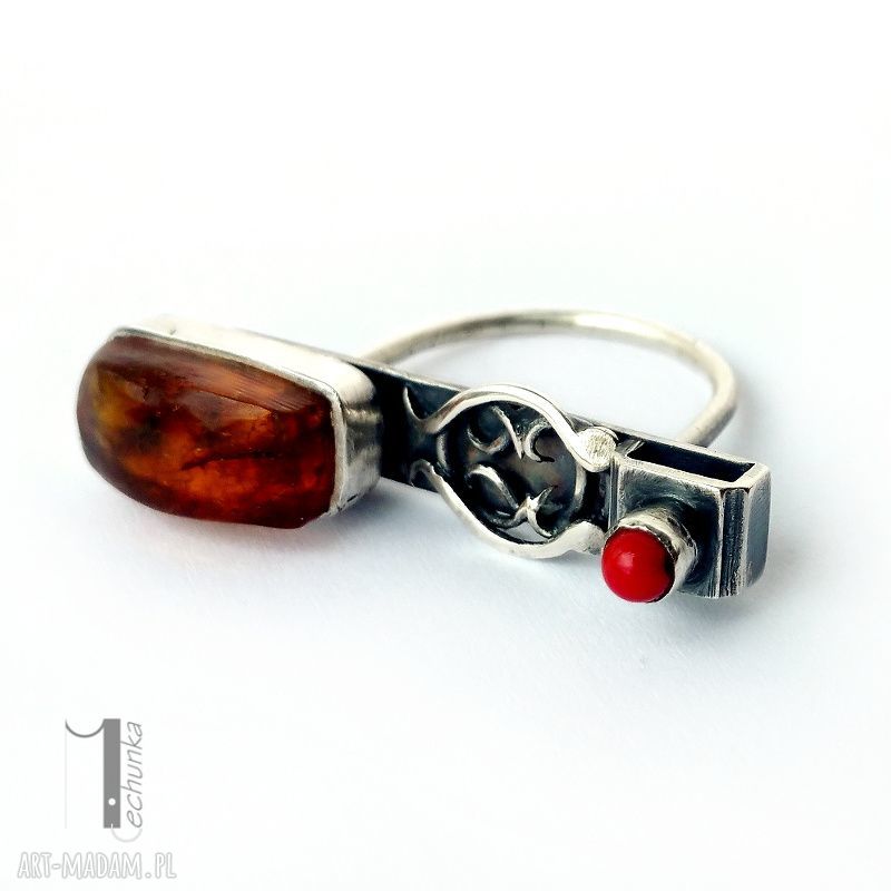 Jurata - srebrny pierścionek z bursztynem bałtyckim i czerwonym koralem (metaloplastyka)