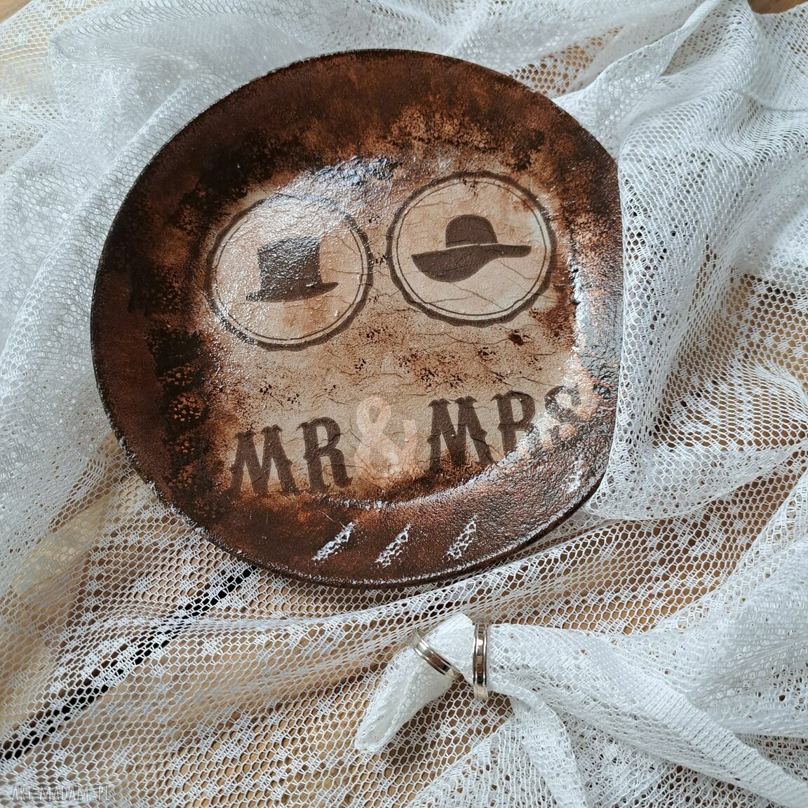 Talerzyk ślubny MR&MRS On i Ona w stylu Retro Vintage z motywem kapeluszy