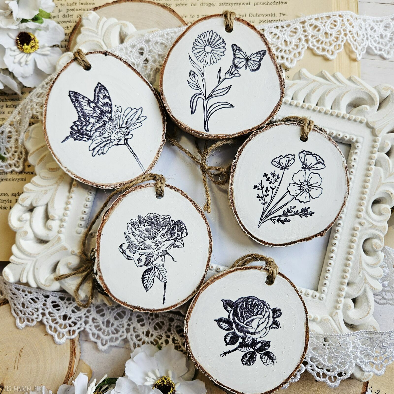 Wiosenne zawieszki-plasterki decoupage z owieczką - pięć sztuk na wielkanoc i do domu