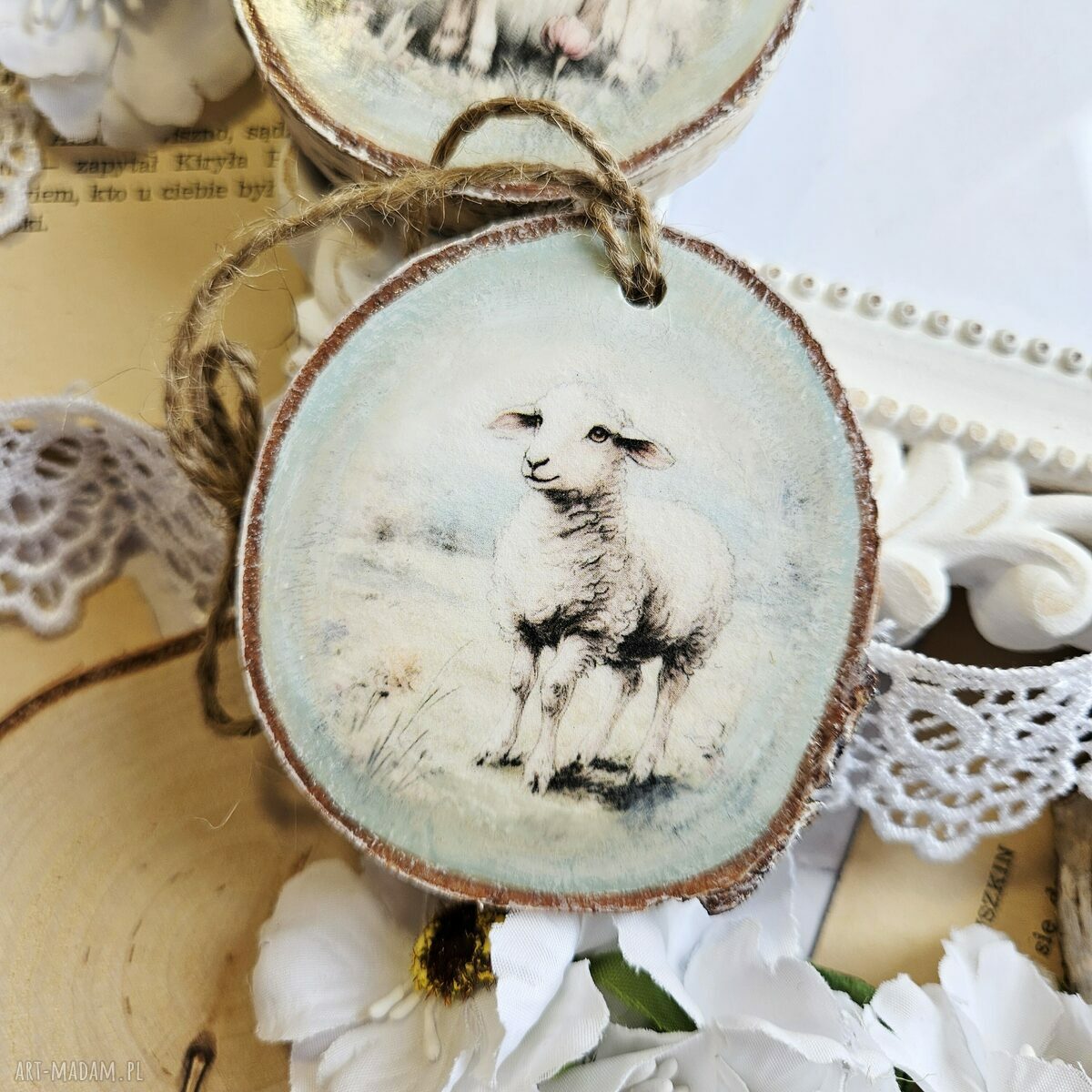 Wiosenne zawieszki-plasterki decoupage z owieczką - pięć sztuk na wielkanoc i do domu