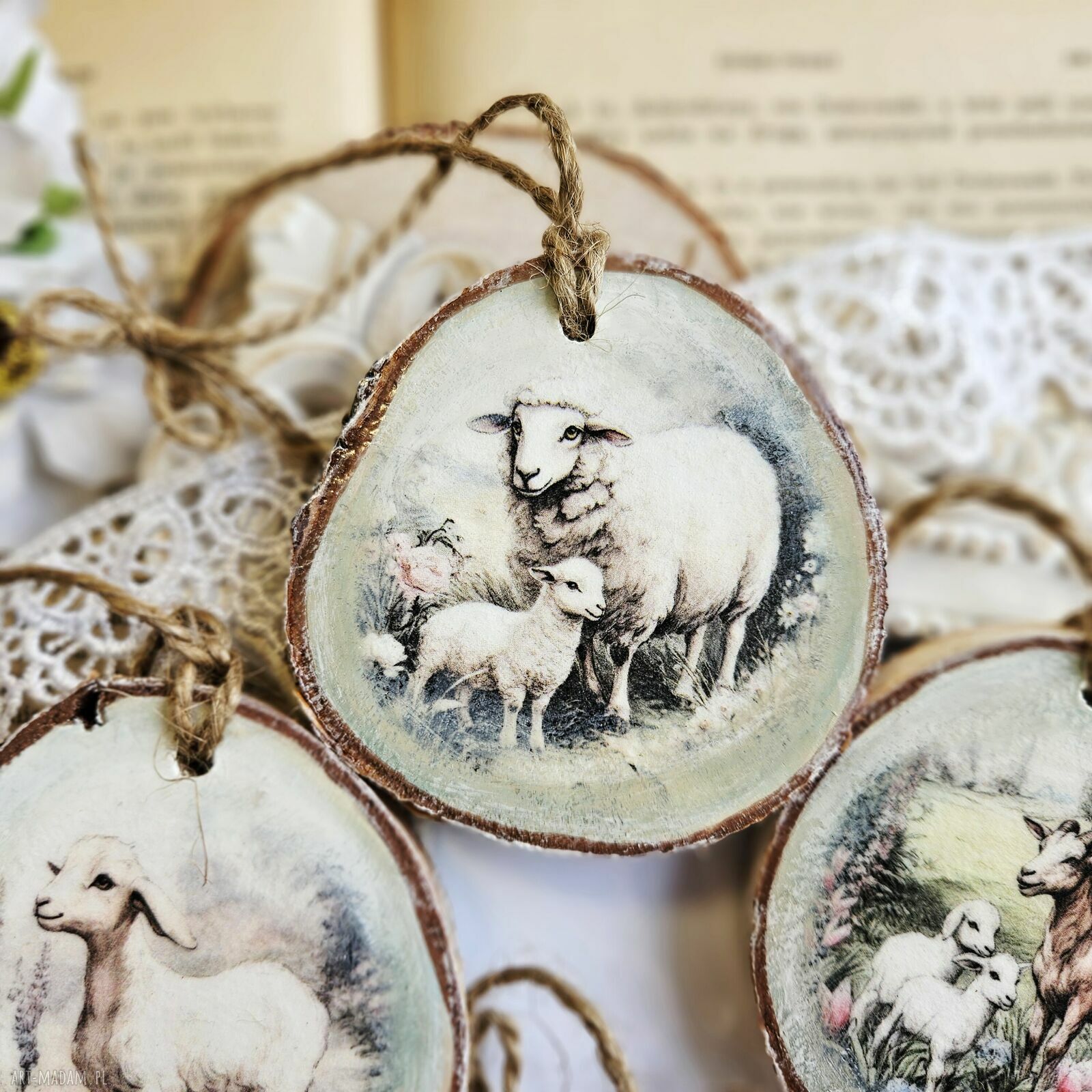 Wiosenne zawieszki-plasterki decoupage z owieczką - pięć sztuk na wielkanoc i do domu