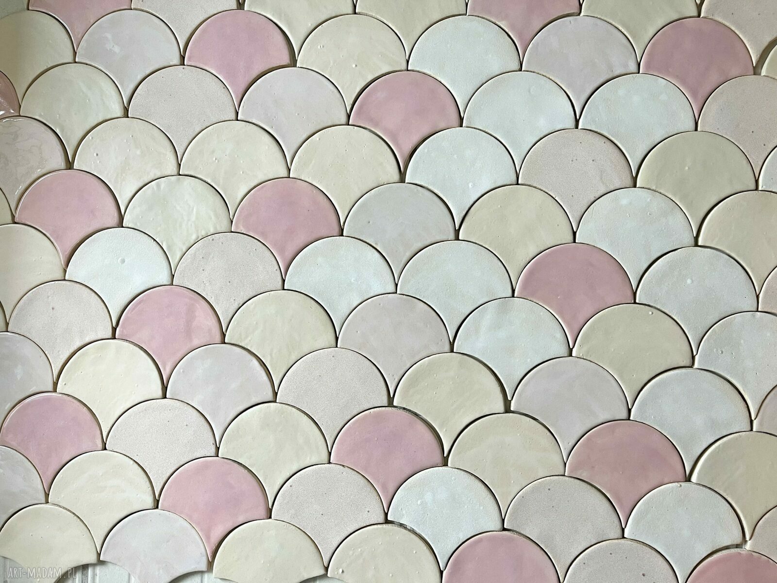 Kafle ceramiczne "Gra w różowe" - rybia łuska w bieli, kremie i jasnym różu