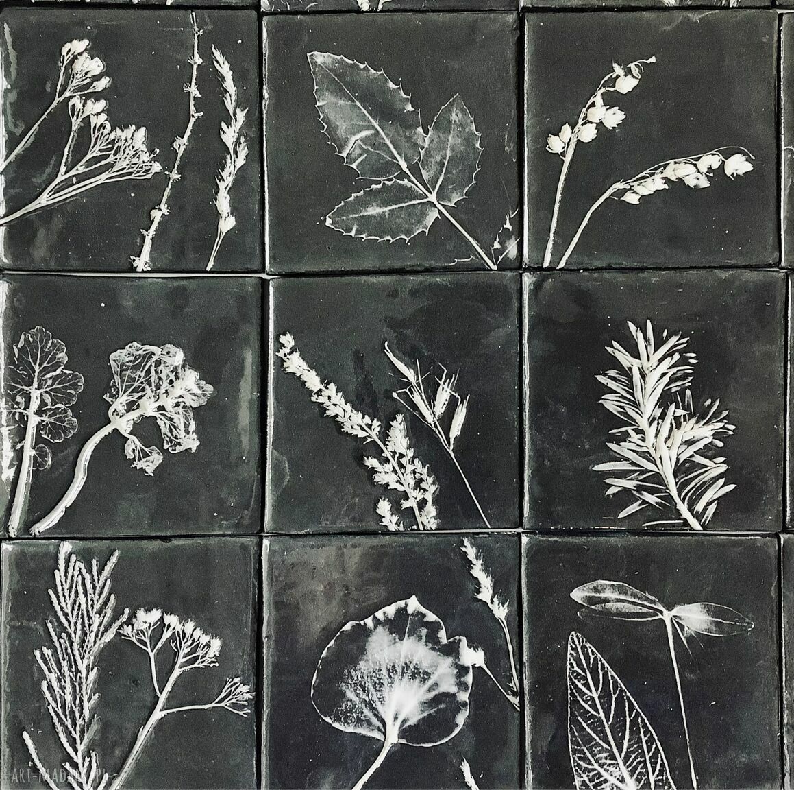 Kafle ceramiczne „Łąka nocą II” - ręcznie robiony panel ścienny z roślinnym motywem