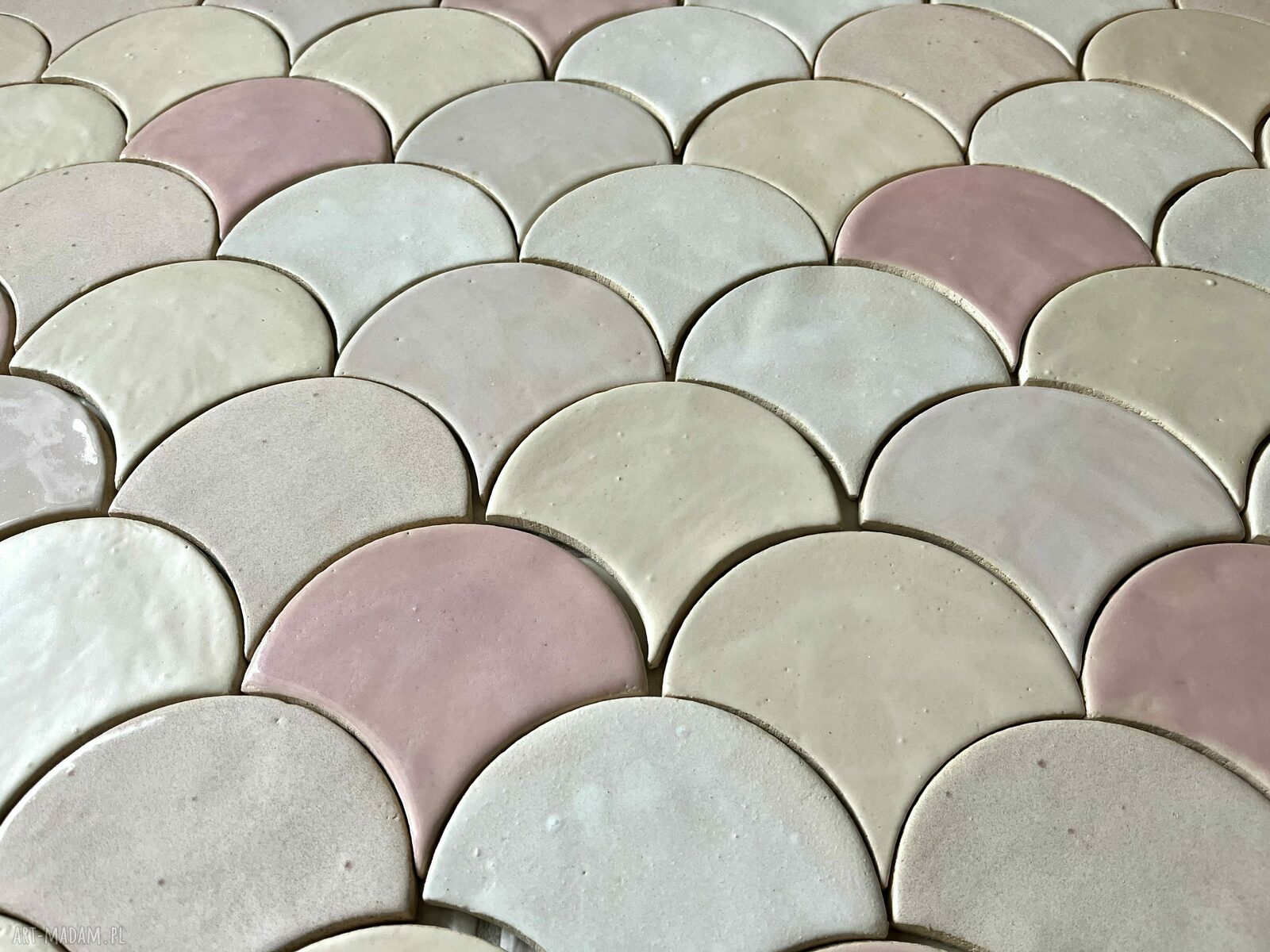 Kafle ceramiczne "Gra w różowe" - rybia łuska w bieli, kremie i jasnym różu