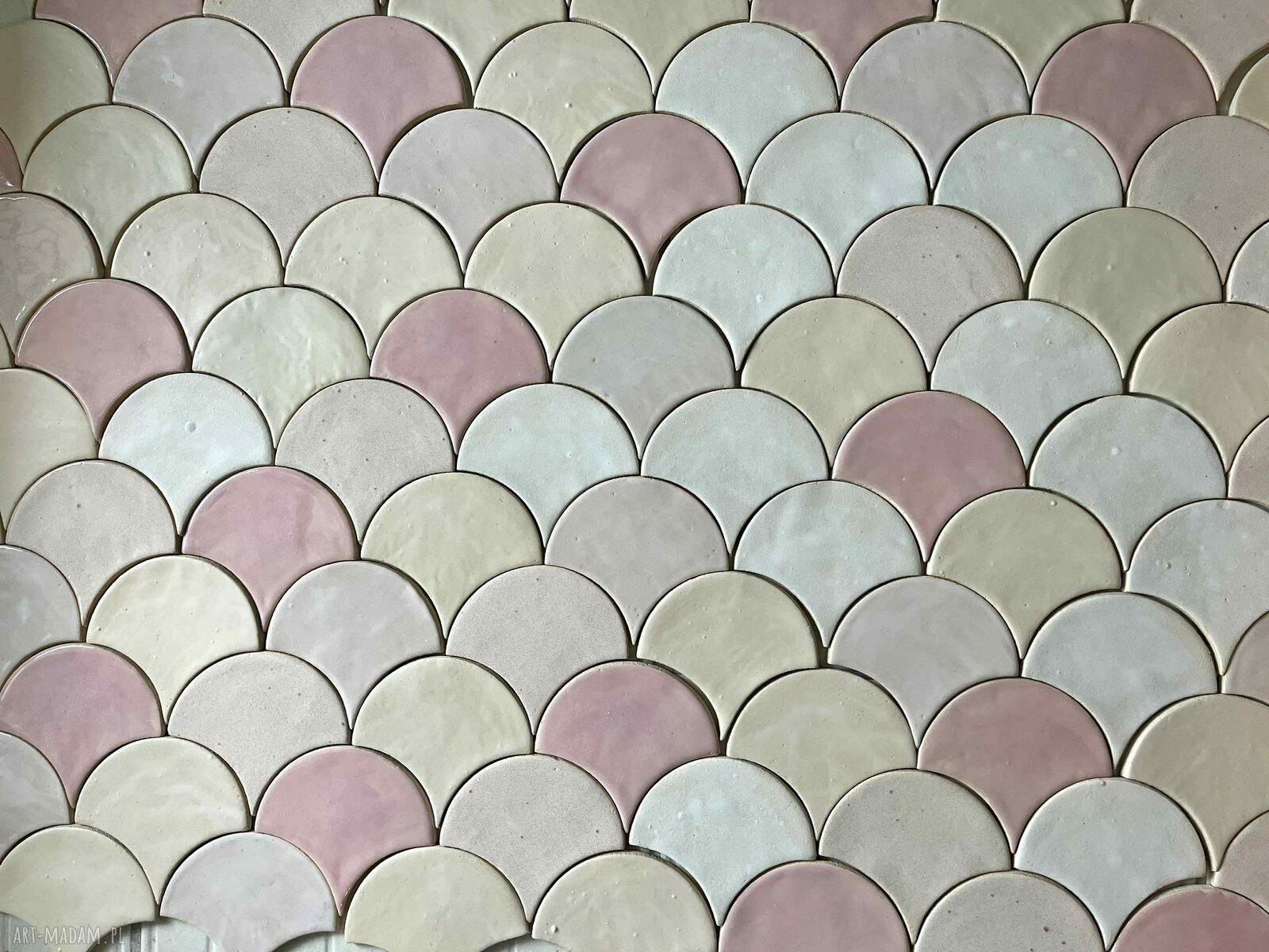 Kafle ceramiczne "Gra w różowe" - rybia łuska w bieli, kremie i jasnym różu