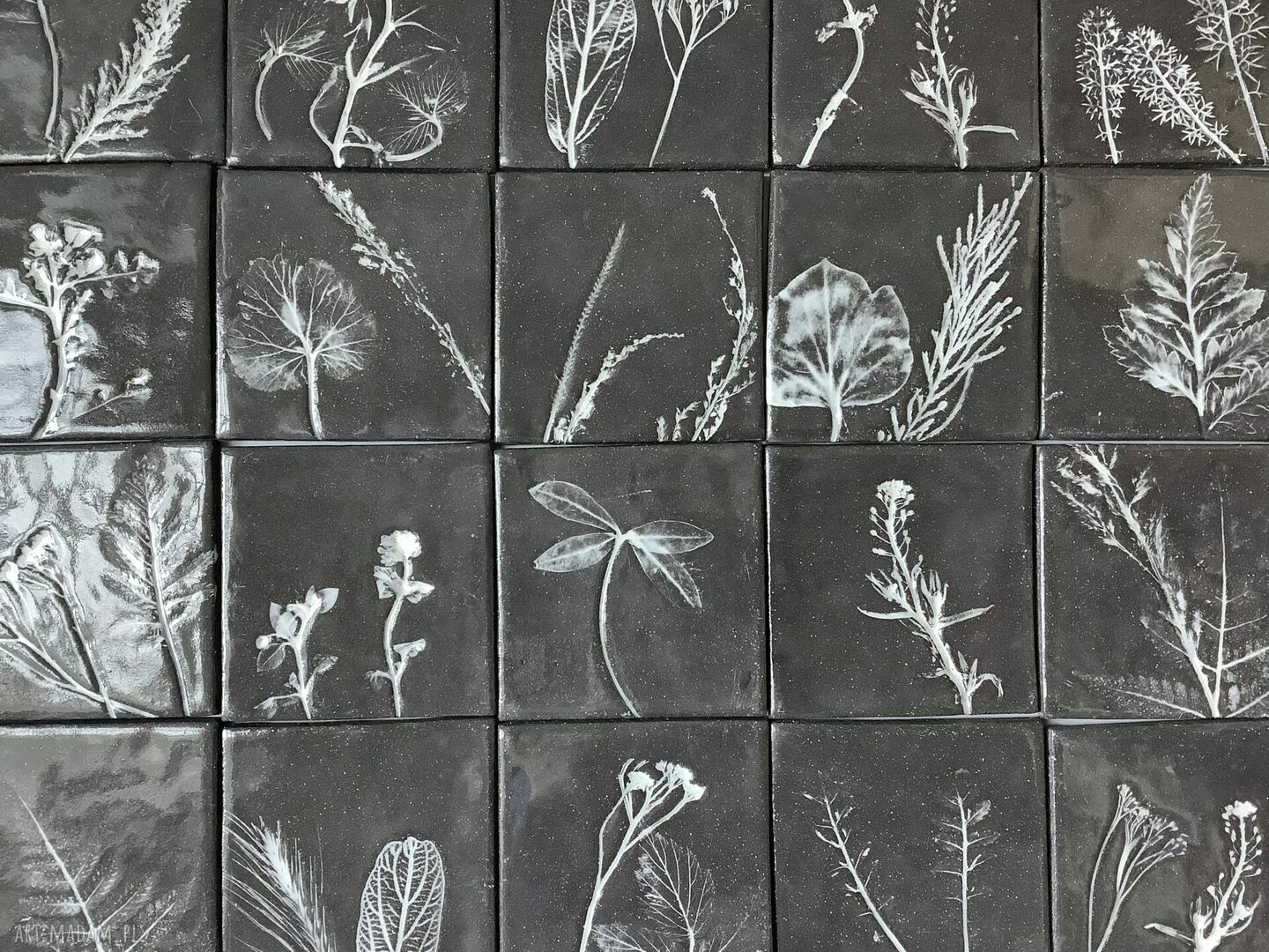 Kafle ceramiczne „Łąka nocą II” - ręcznie robiony panel ścienny z roślinnym motywem