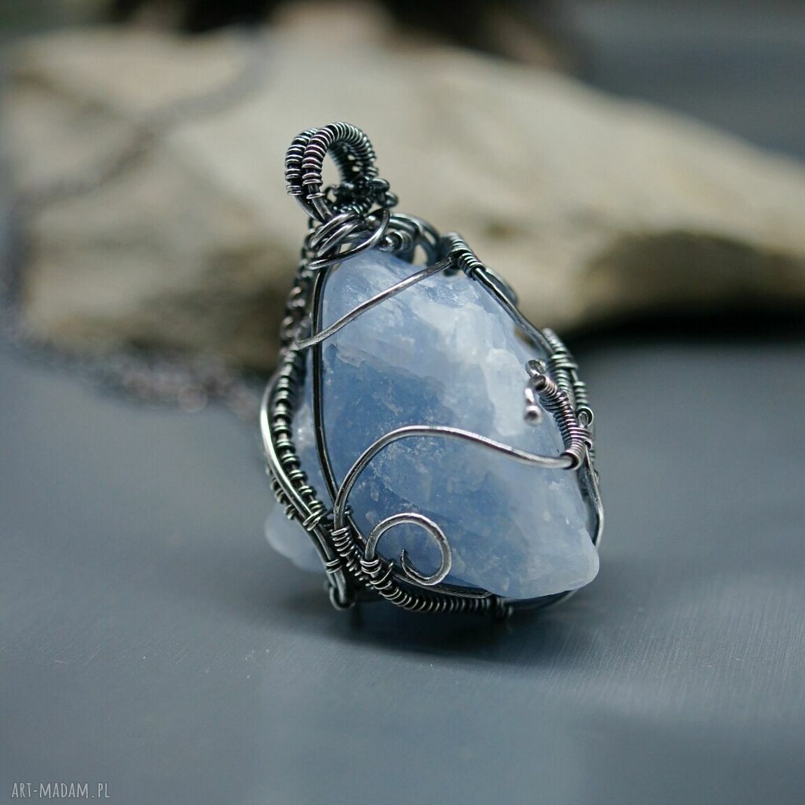 Kalcyt srebrny wisiorek „Narmakil” - surowy błękitny kamień w wire wrapping
