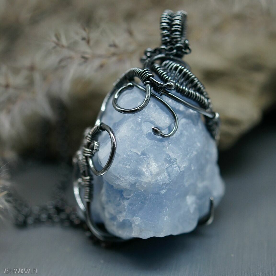 Kalcyt srebrny wisiorek „Narmakil” - surowy błękitny kamień w wire wrapping