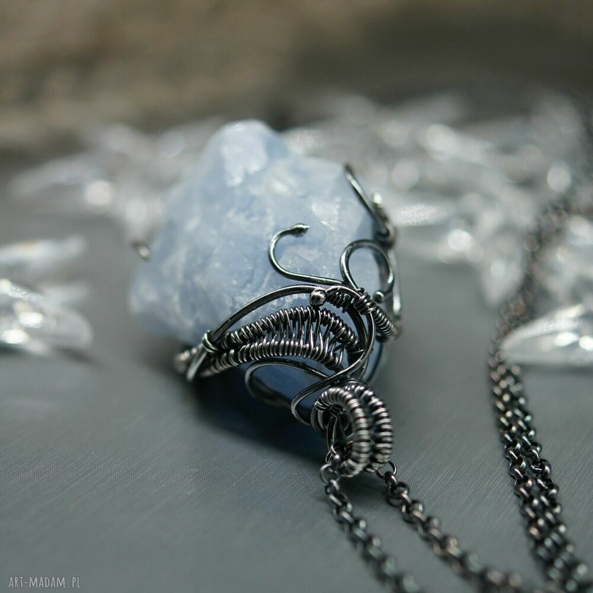 Kalcyt srebrny wisiorek „Narmakil” - surowy błękitny kamień w wire wrapping