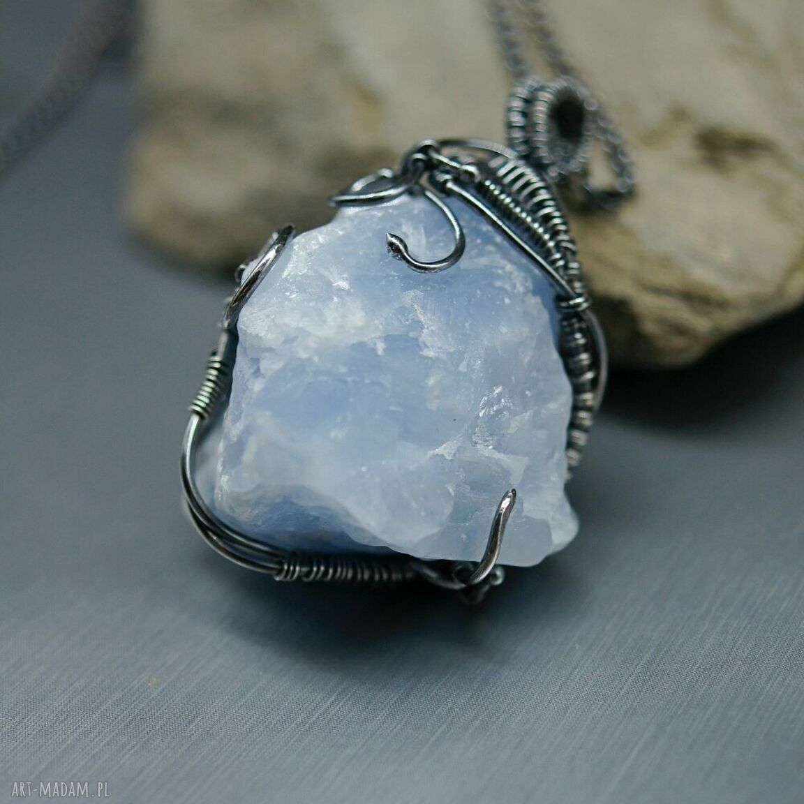 Kalcyt srebrny wisiorek „Narmakil” - surowy błękitny kamień w wire wrapping