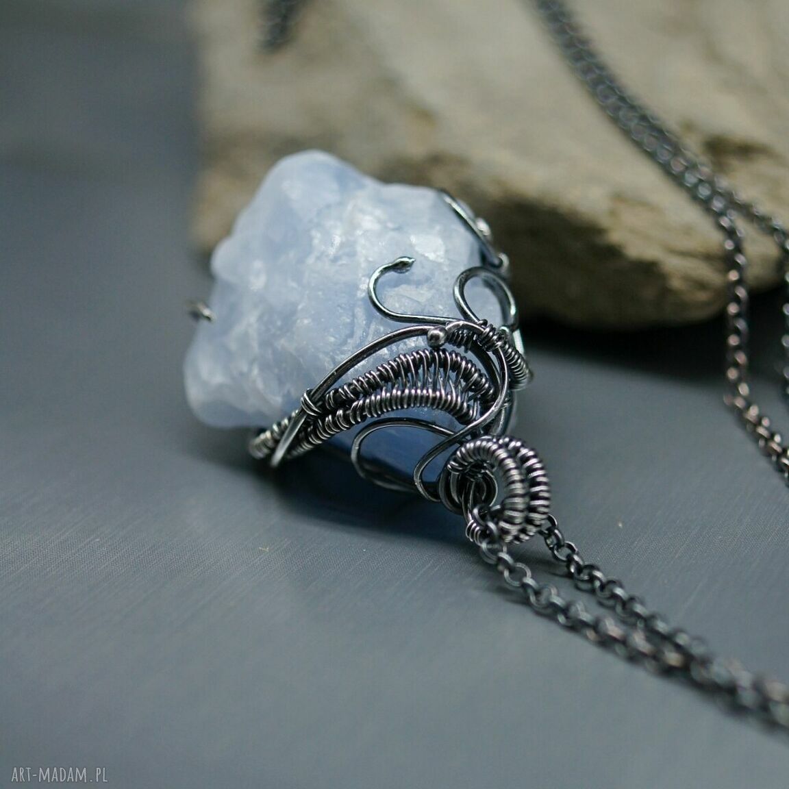 Kalcyt srebrny wisiorek „Narmakil” - surowy błękitny kamień w wire wrapping
