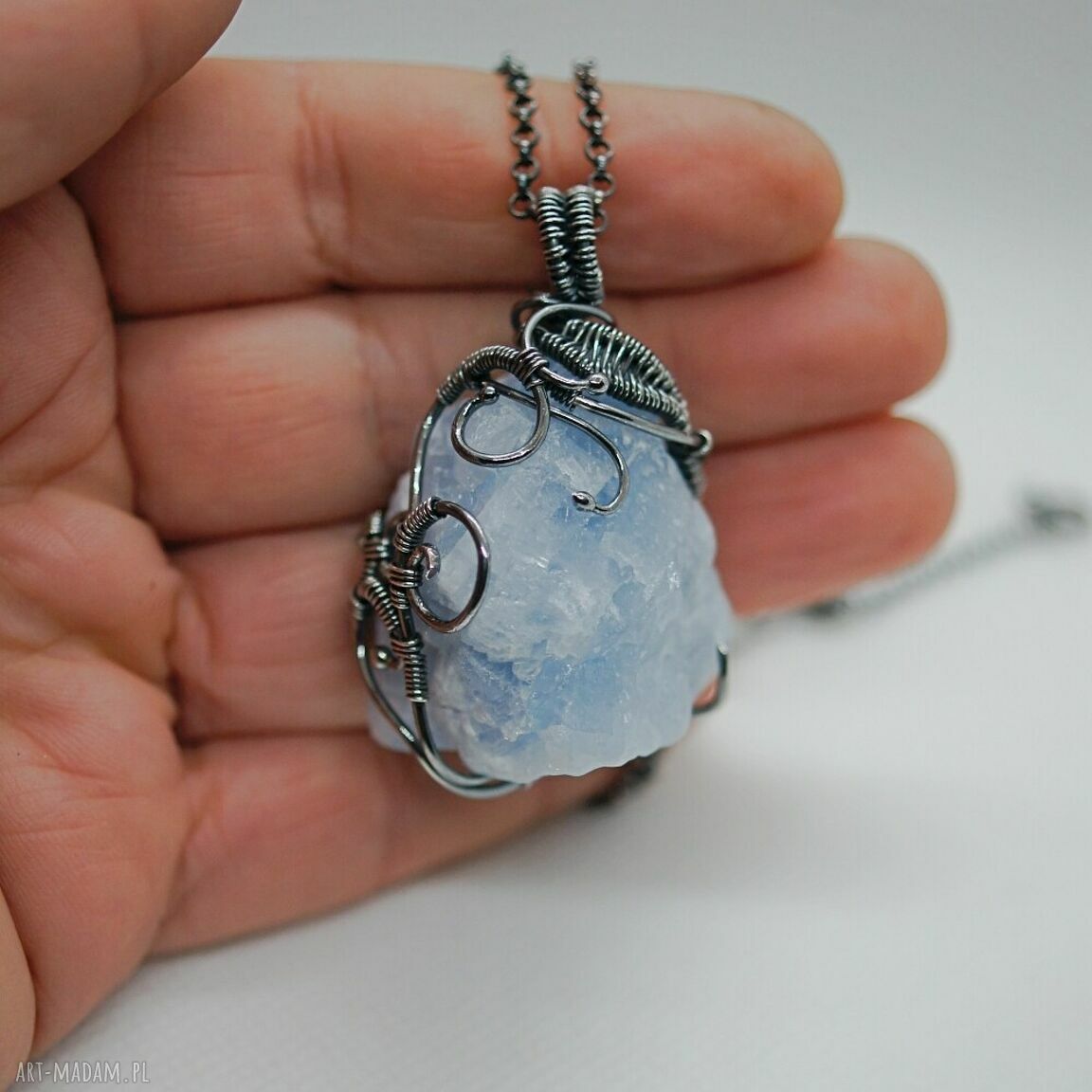 Kalcyt srebrny wisiorek „Narmakil” - surowy błękitny kamień w wire wrapping