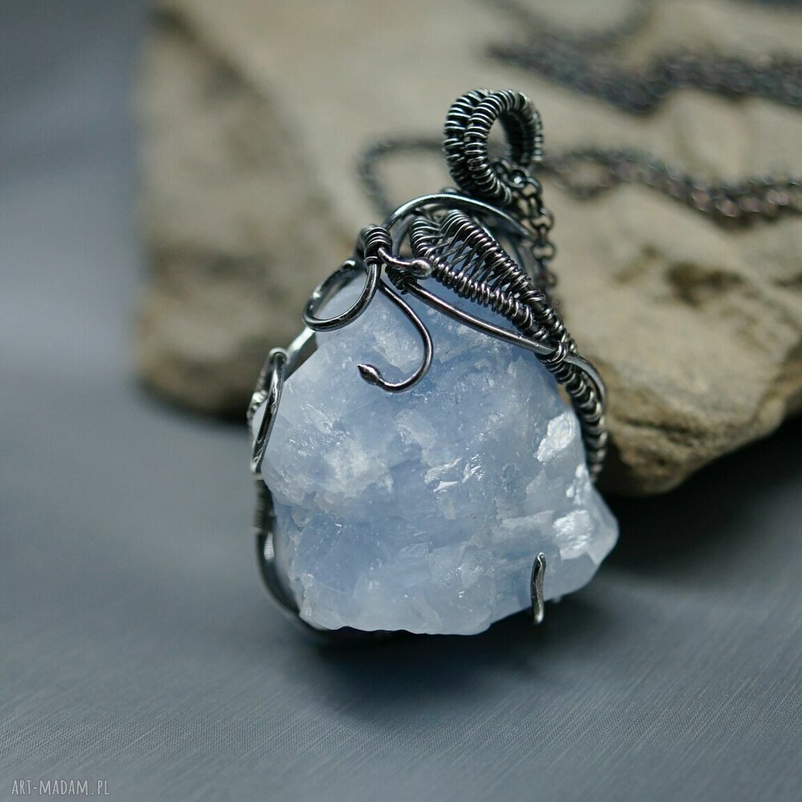 Kalcyt srebrny wisiorek „Narmakil” - surowy błękitny kamień w wire wrapping