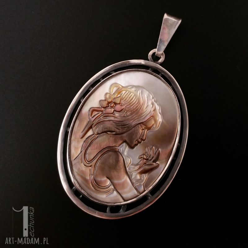 wisiorki: Amfitryta srebrny medalion z masą perłową Handmade