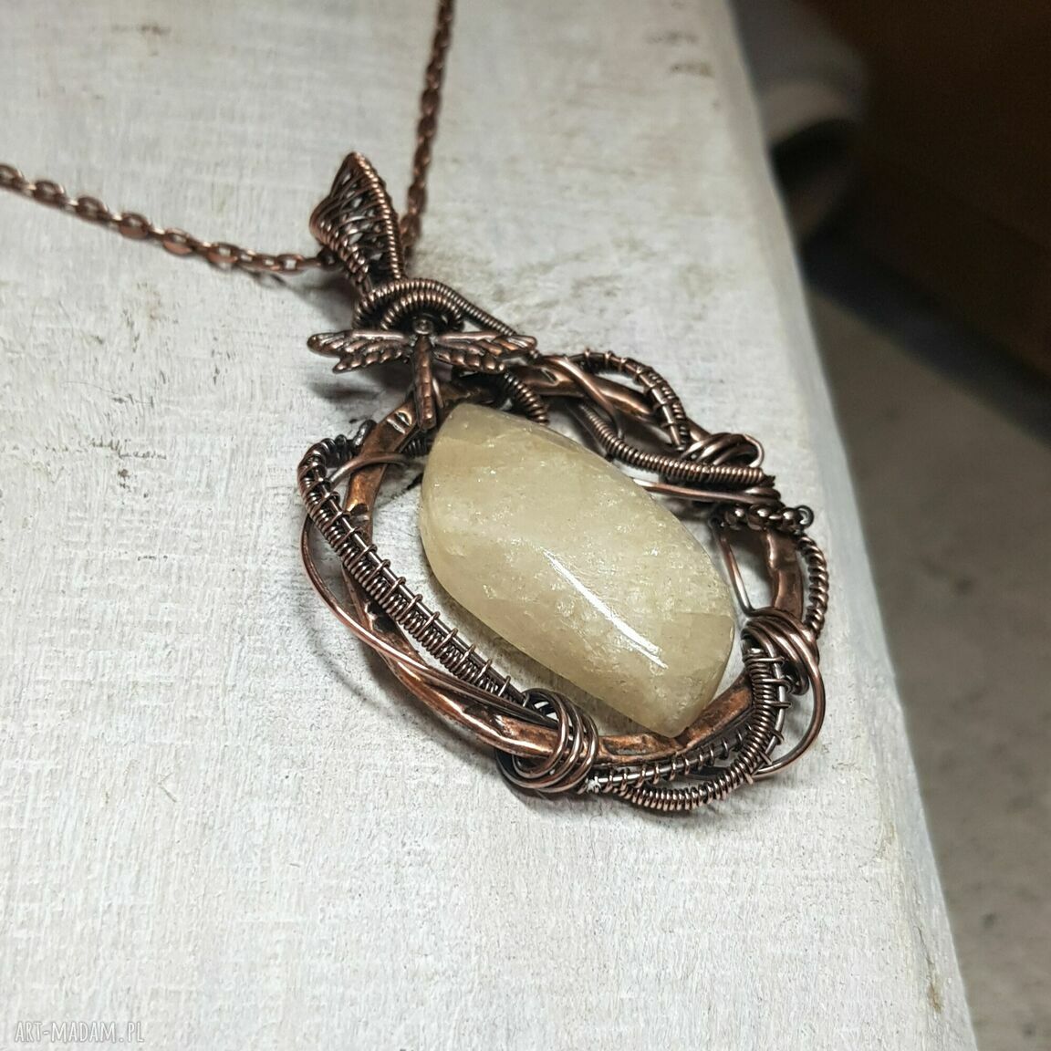 Wisiorek z kamieniem księżycowym m199 - miedź wire wrapping