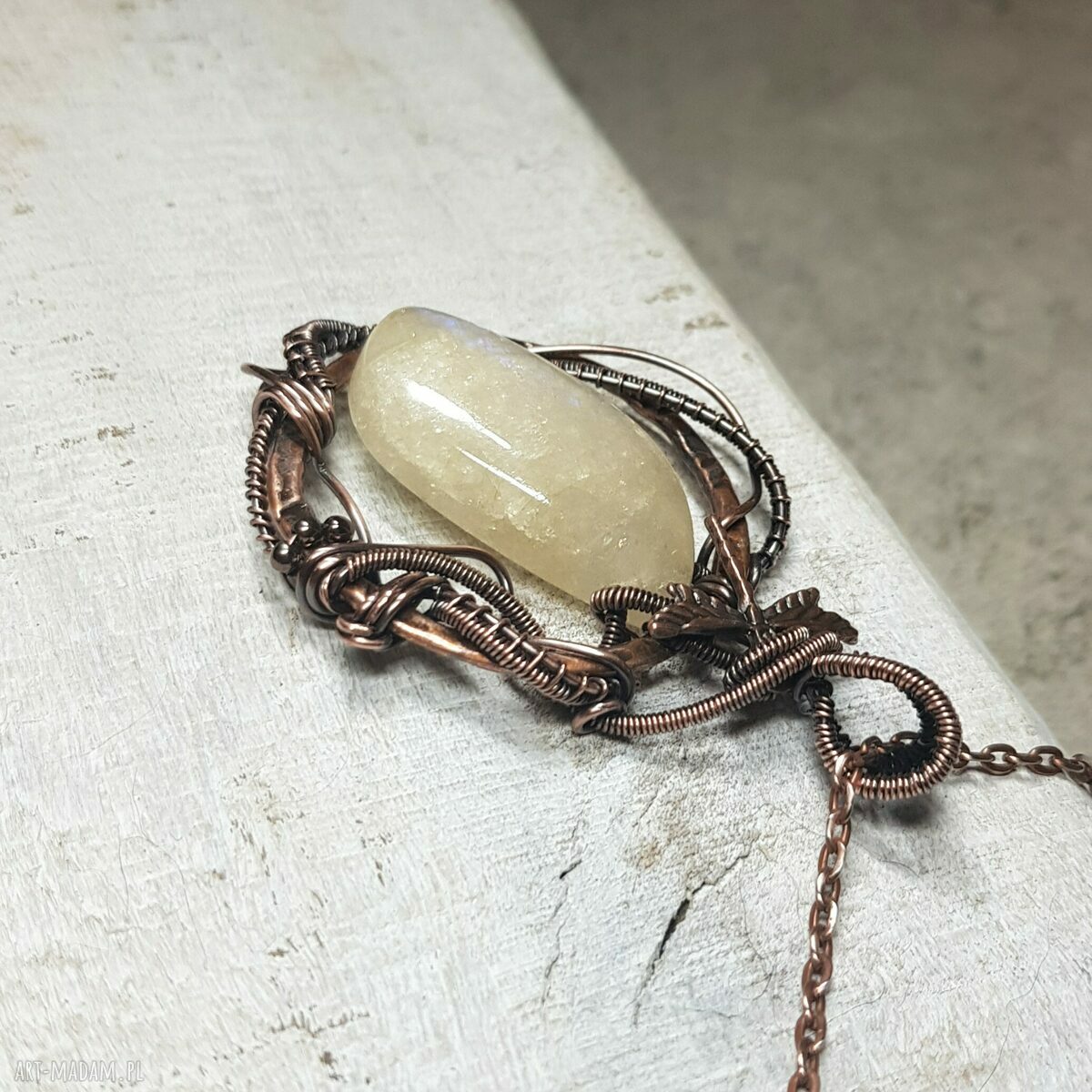 Wisiorek z kamieniem księżycowym m199 - miedź wire wrapping
