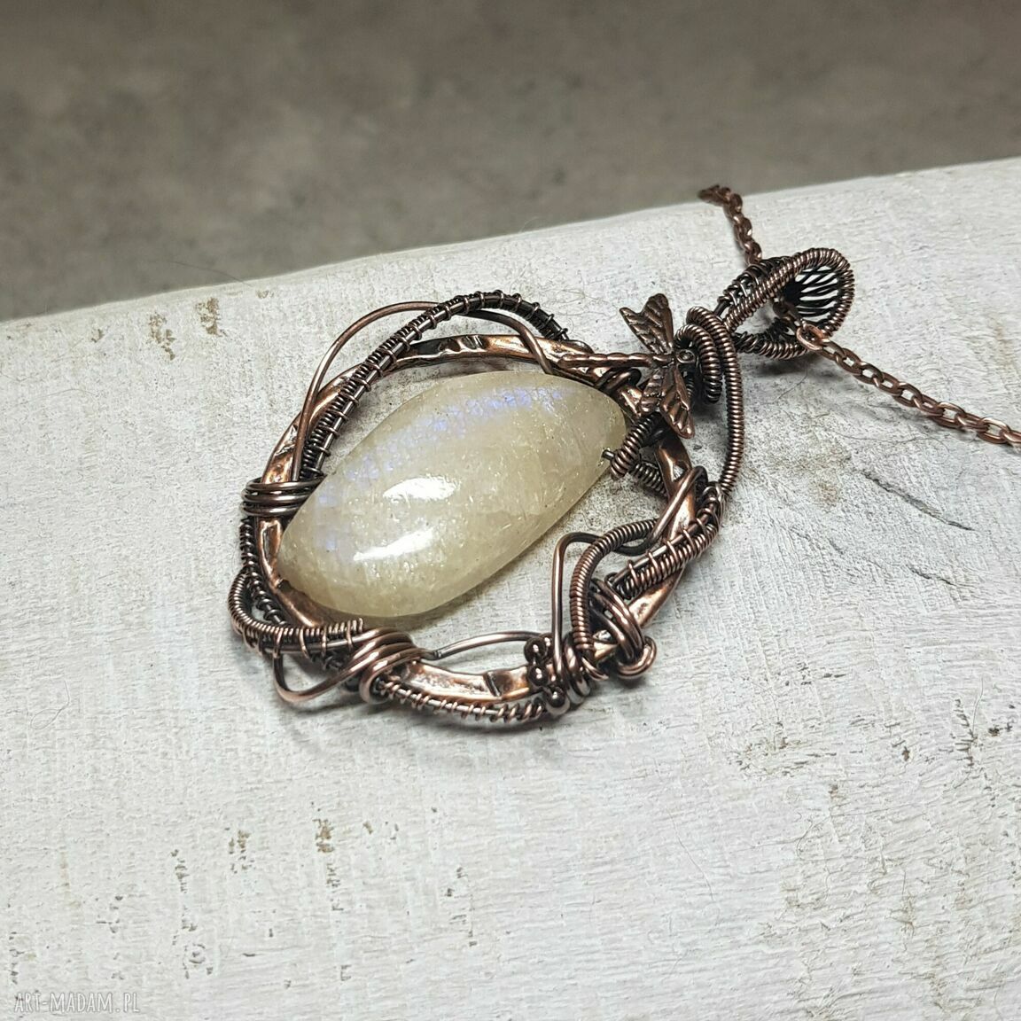 Wisiorek z kamieniem księżycowym m199 - miedź wire wrapping