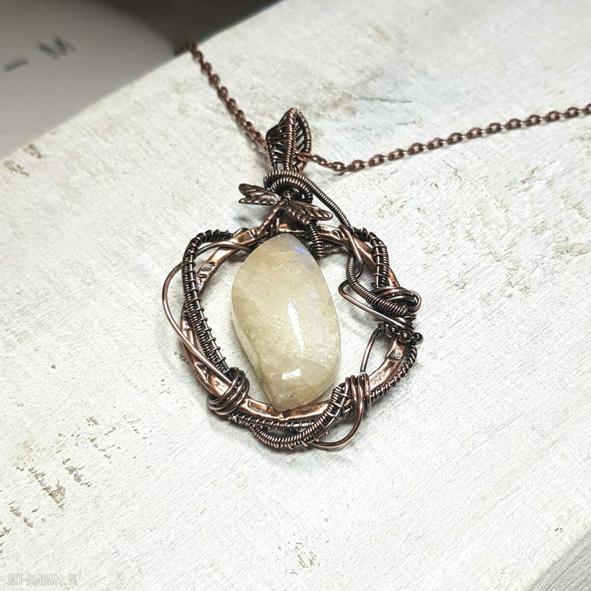 Wisiorek z kamieniem księżycowym m199 - miedź wire wrapping