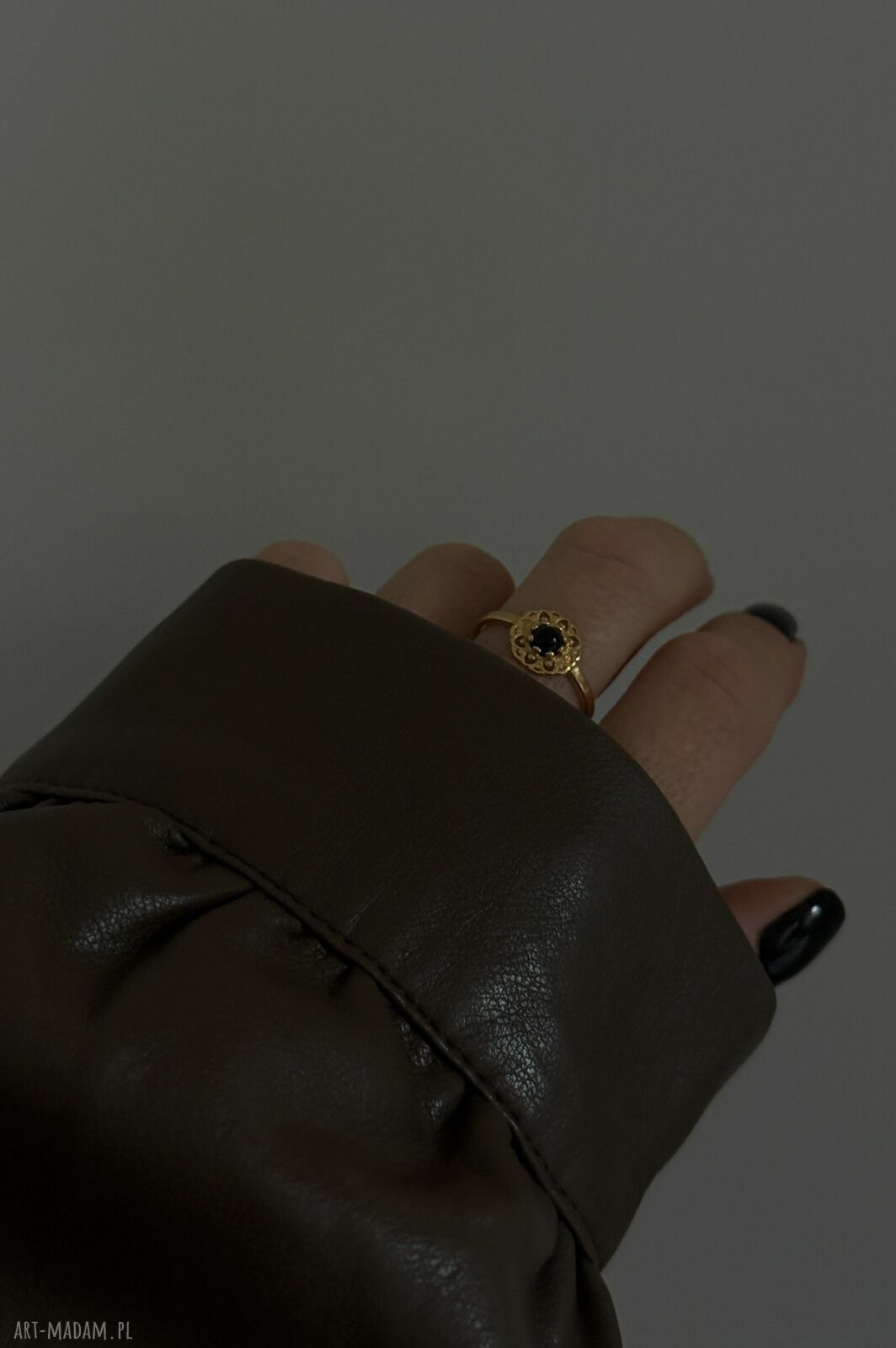 pierścionki: Złoty pierścionek z onyksem Hand Made