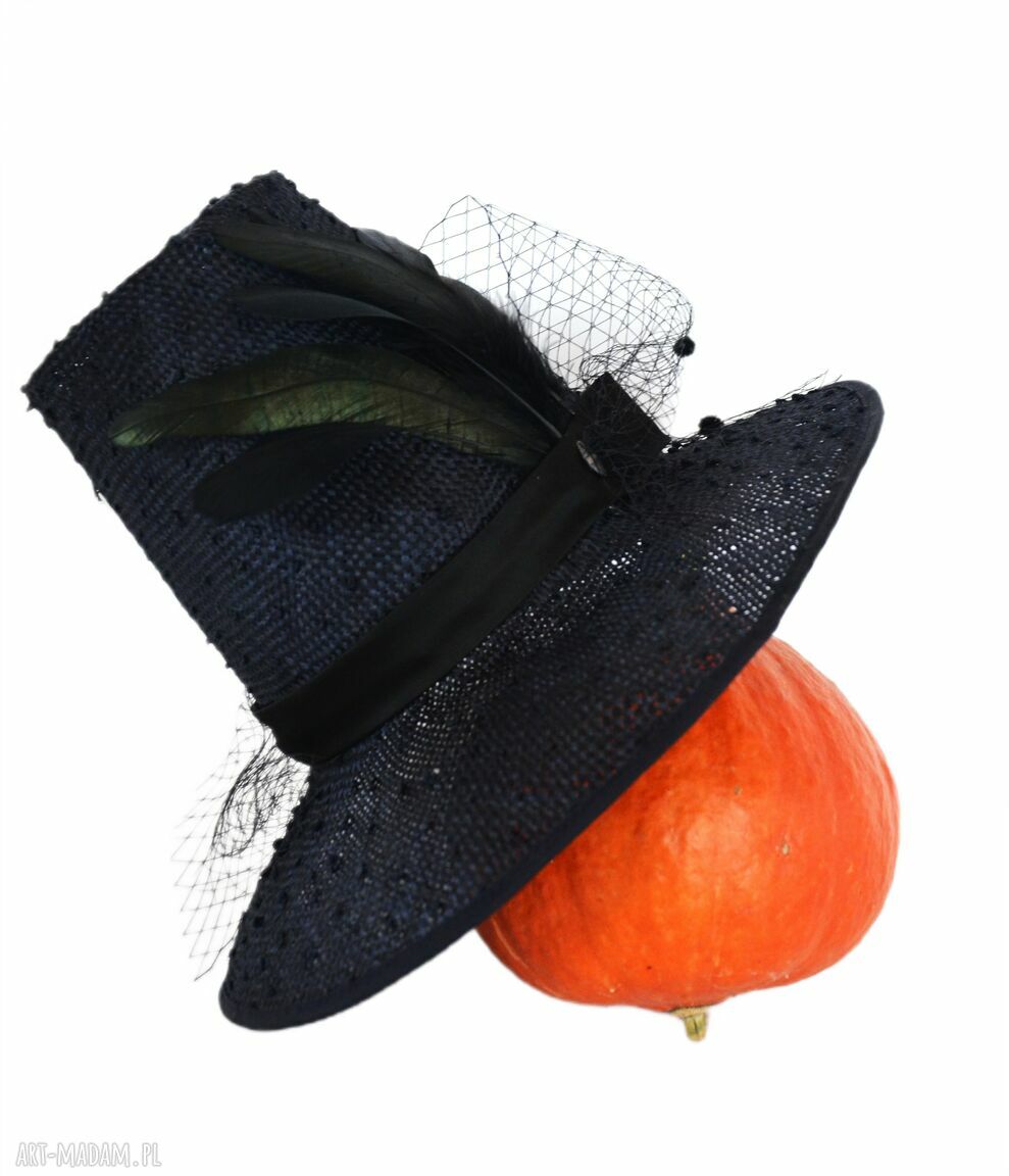 Kapelusz wiedźmy na Halloween z woalką, pomponami i piórami (58-59 cm)