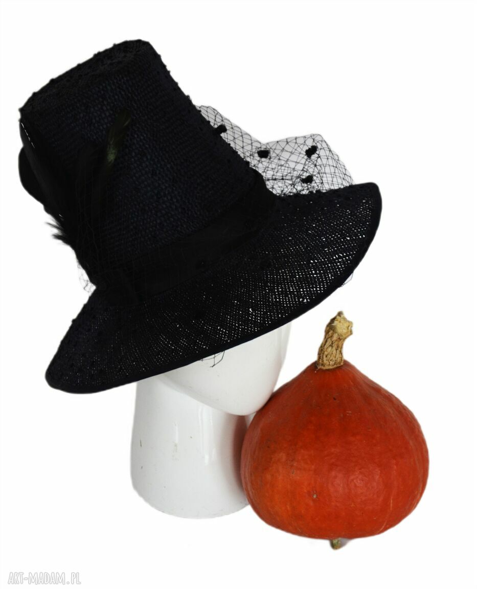 Kapelusz wiedźmy na Halloween z woalką, pomponami i piórami (58-59 cm)