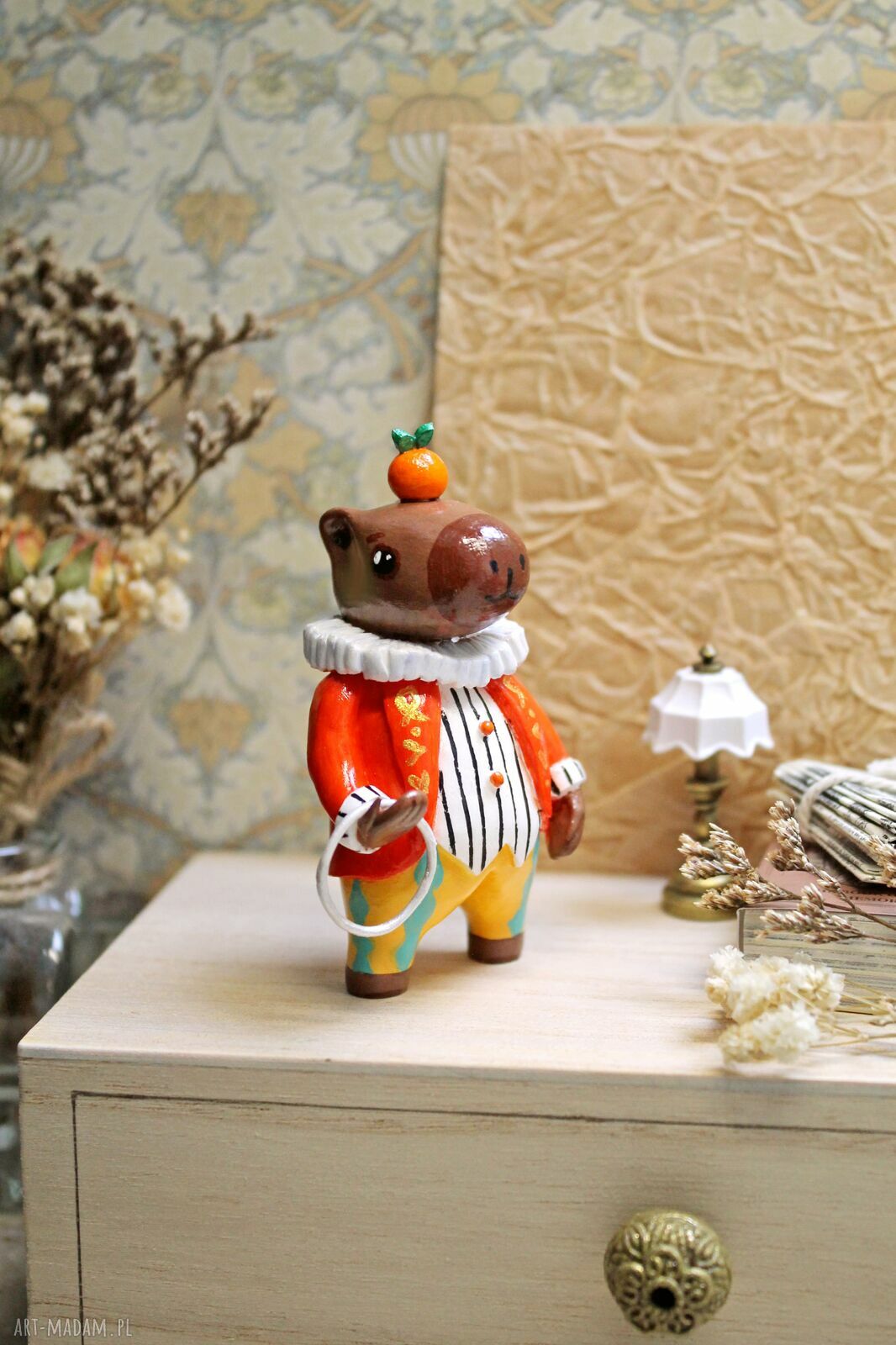Kapibara artysta cyrkowy - mini figurka kolekcjonerska