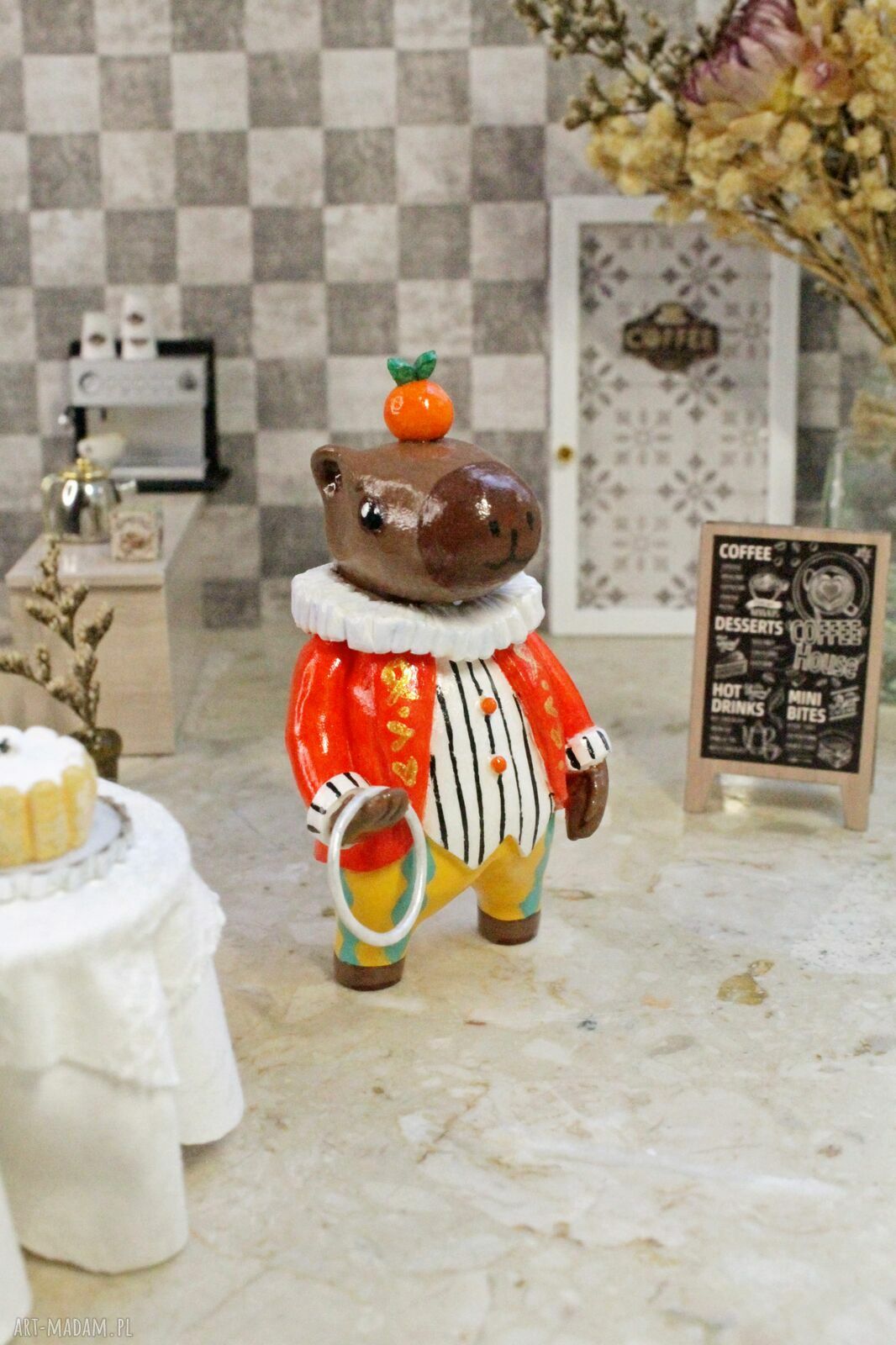 Kapibara artysta cyrkowy - mini figurka kolekcjonerska