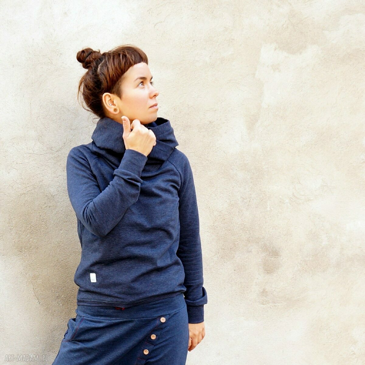 Bluza z kapturem Ala Jeans - wygodny dres damski z drewnianymi guzikami