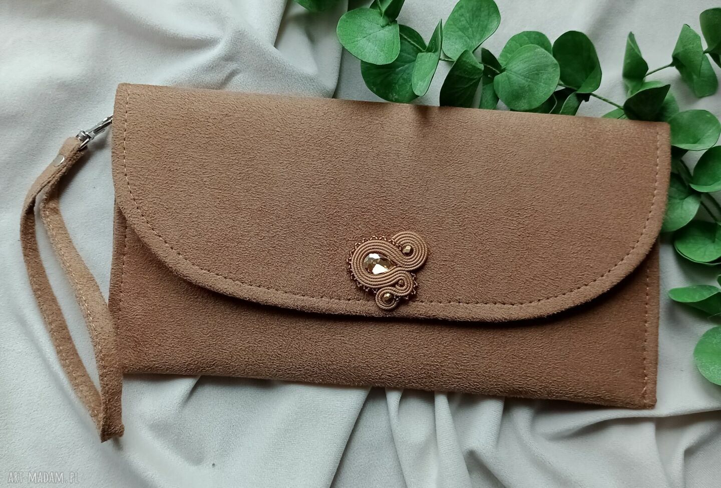 Karmelowa kopertówka do ręki z haftem Soutache (sutasz)