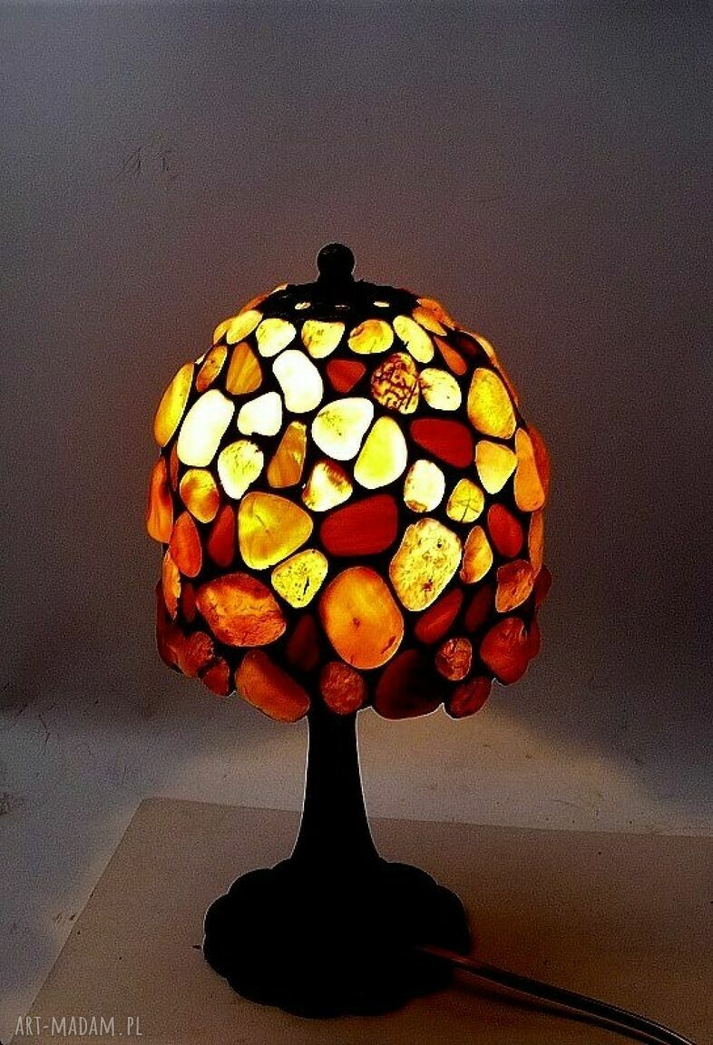 Karneol w lampce poprawiającej nastrój - ręcznie robiona lampa Tiffany