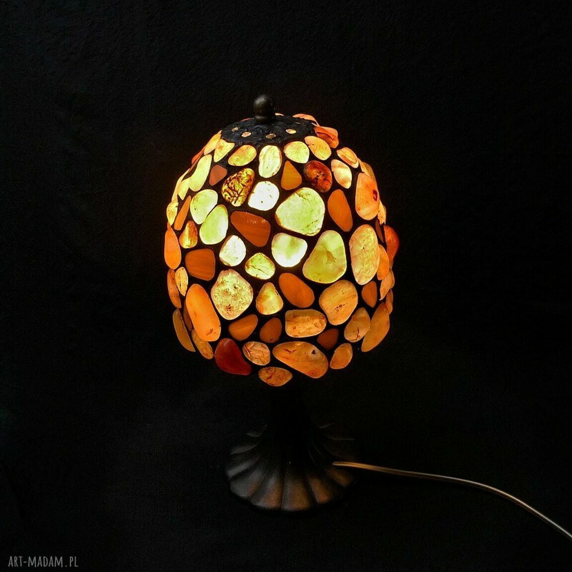 Karneol w lampce poprawiającej nastrój - ręcznie robiona lampa Tiffany