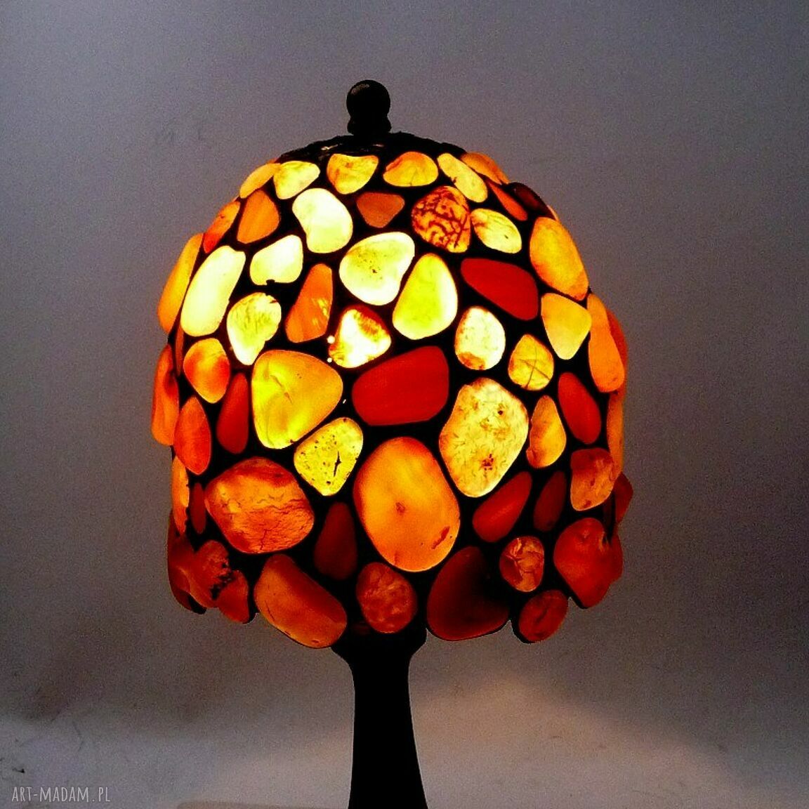 Karneol w lampce poprawiającej nastrój - ręcznie robiona lampa Tiffany