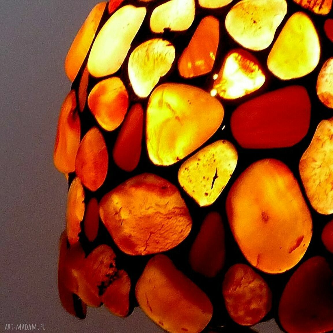 Karneol w lampce poprawiającej nastrój - ręcznie robiona lampa Tiffany