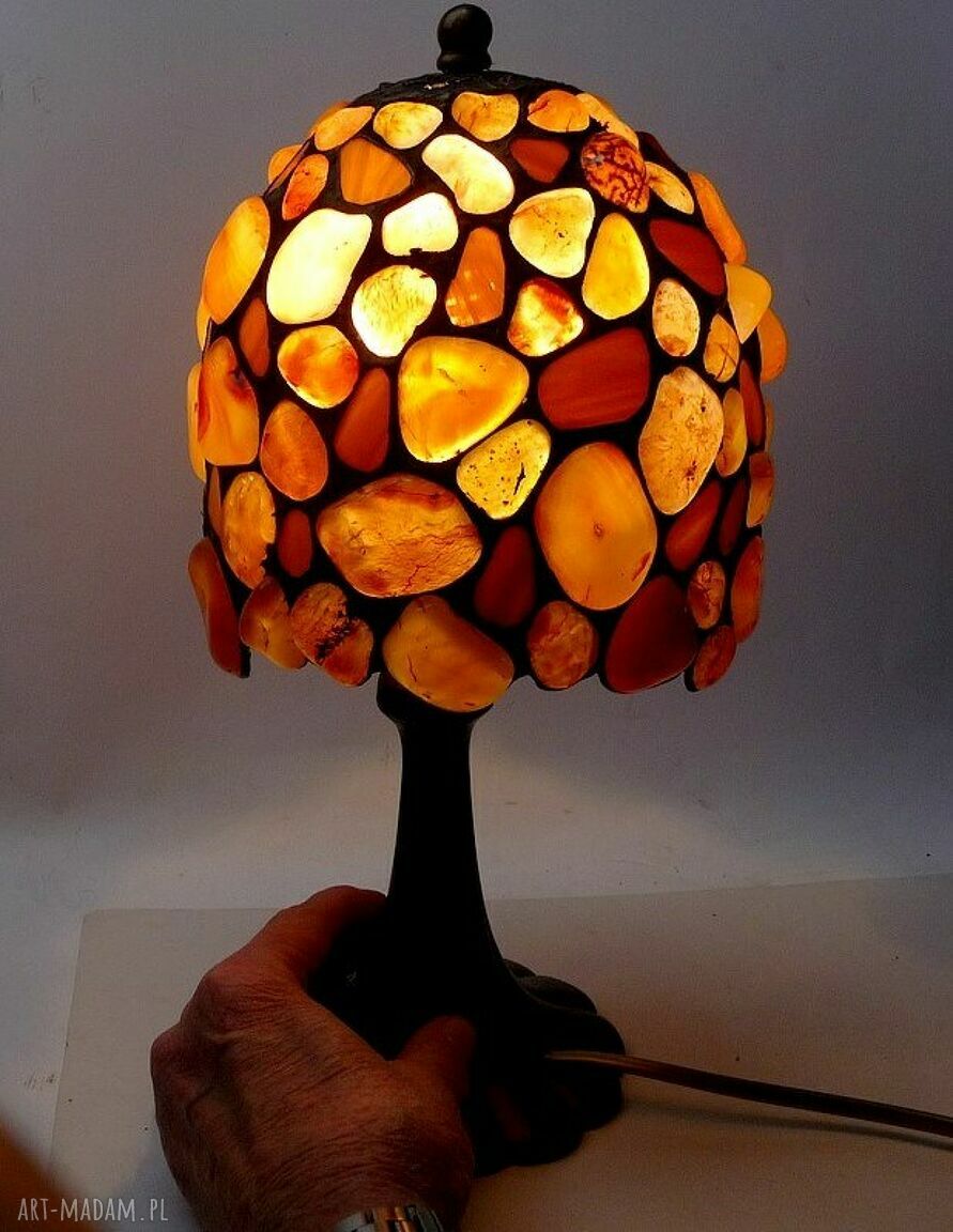 Karneol w lampce poprawiającej nastrój - ręcznie robiona lampa Tiffany