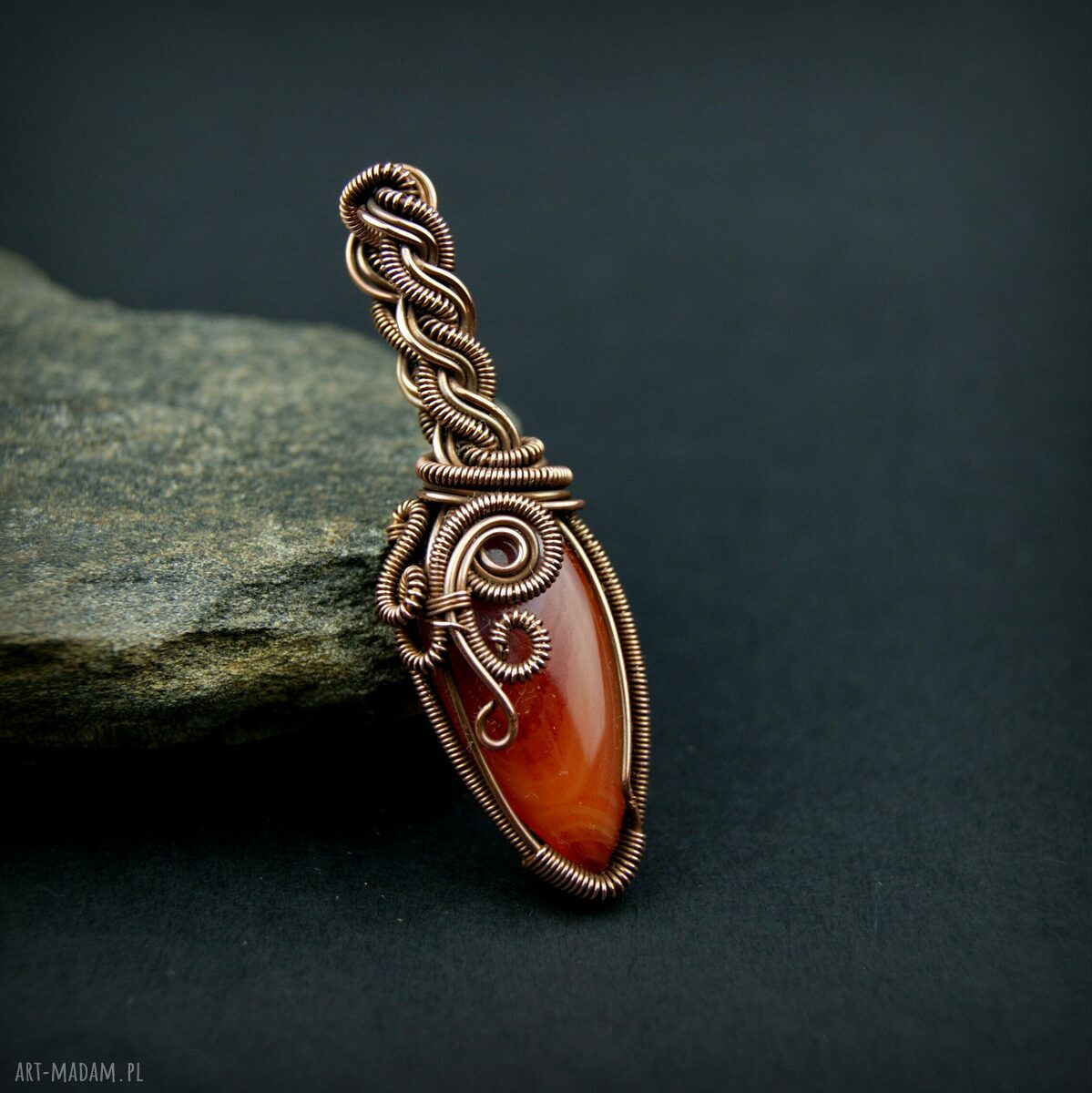 Ręcznie robiony wisiorek z karneolem w wire wrapping